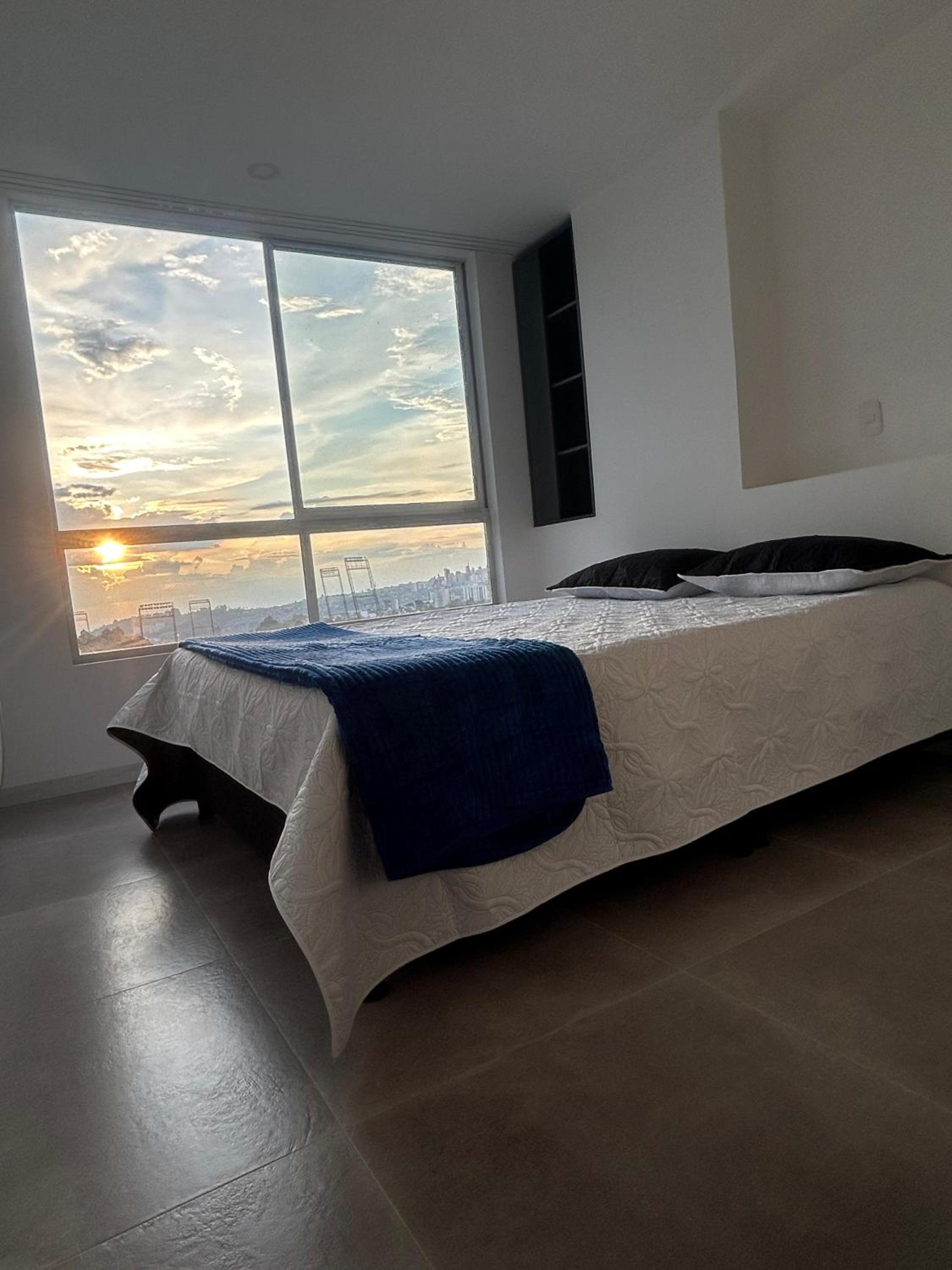 Spacious and Luxurious -Stratum 6