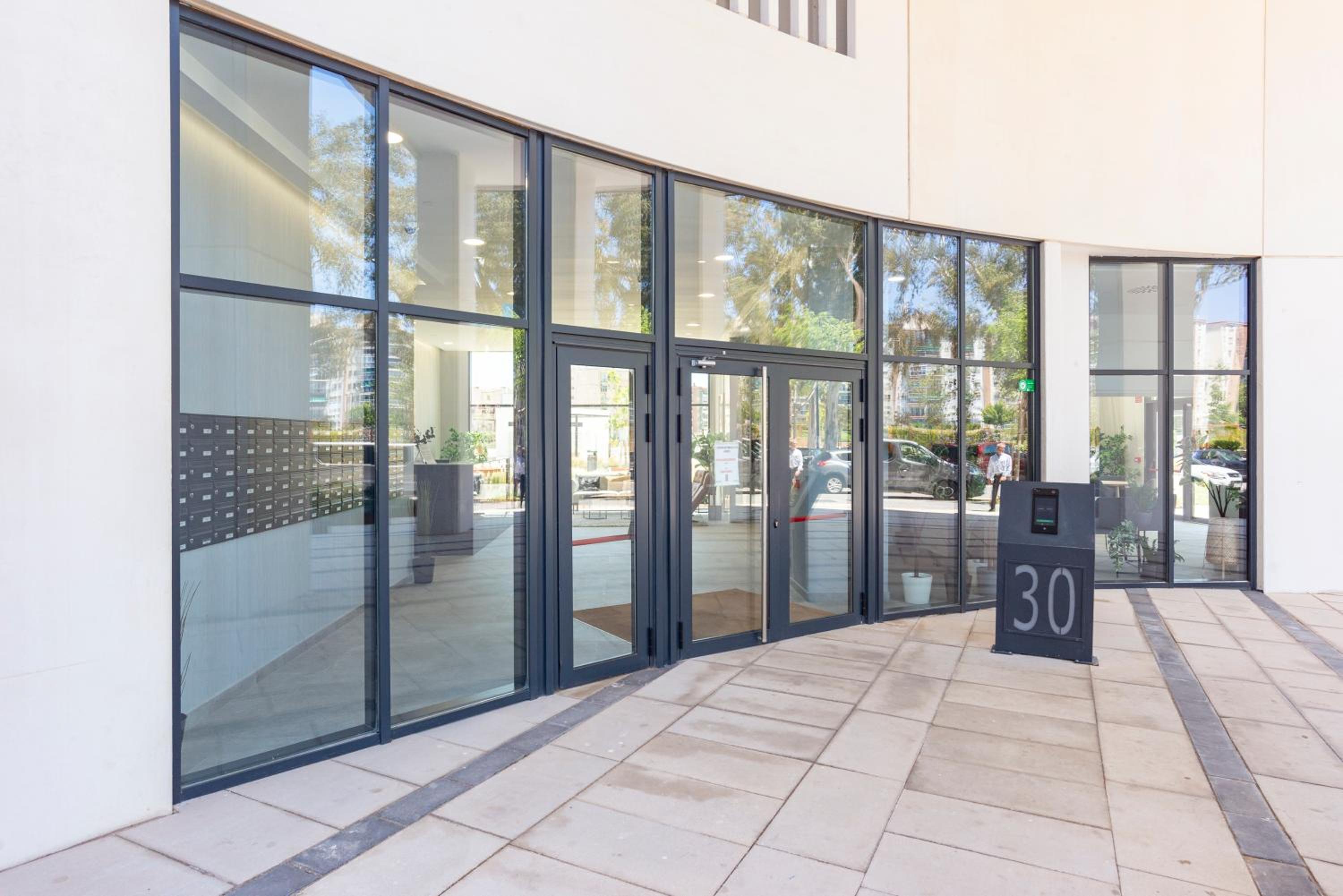 Skyline VI Pool & Coworking by ELE Apartments