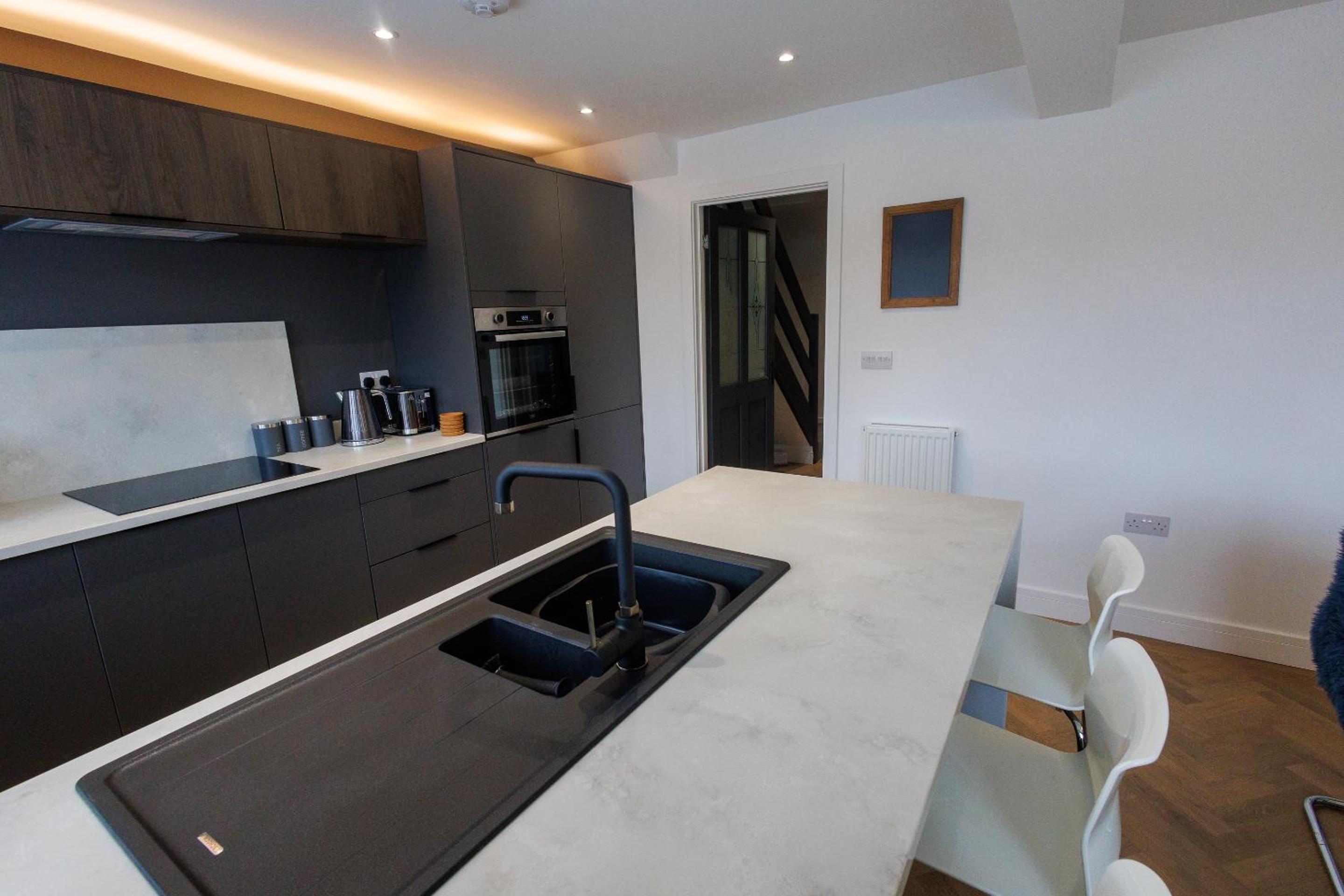 Uber Stylish 3 bedroom home off Road parking near town centre and Bike Park Wales view 5