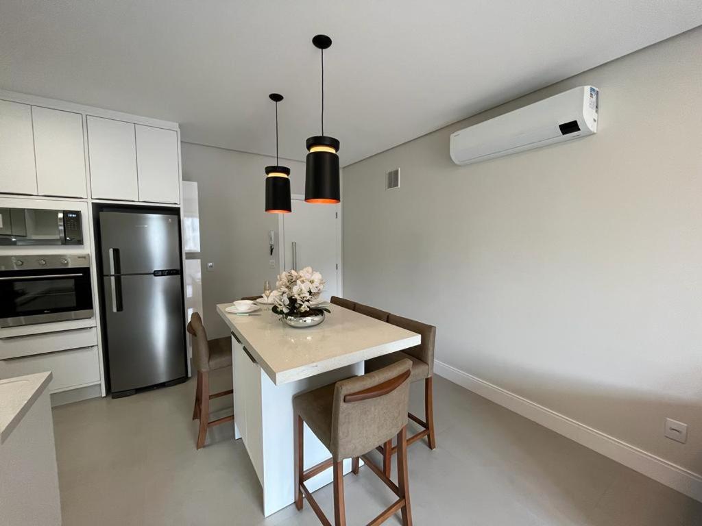Cód 90 · Apartamento a poucos passo do mar