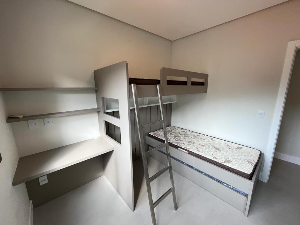 Cód 90 · Apartamento a poucos passo do mar