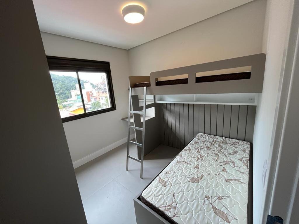 Cód 90 · Apartamento a poucos passo do mar