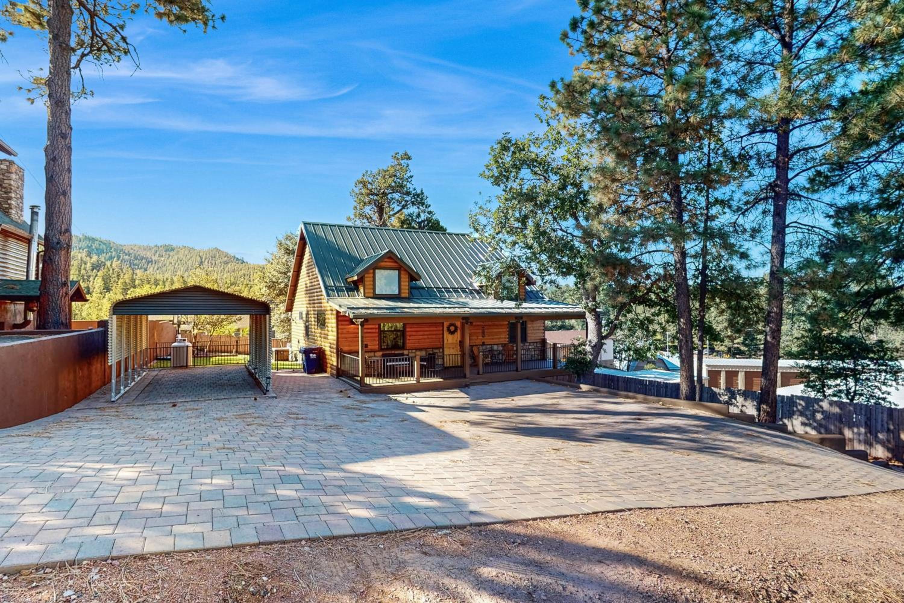 Strawberry Cabin with Hot Tub Near Gila Natl Forest