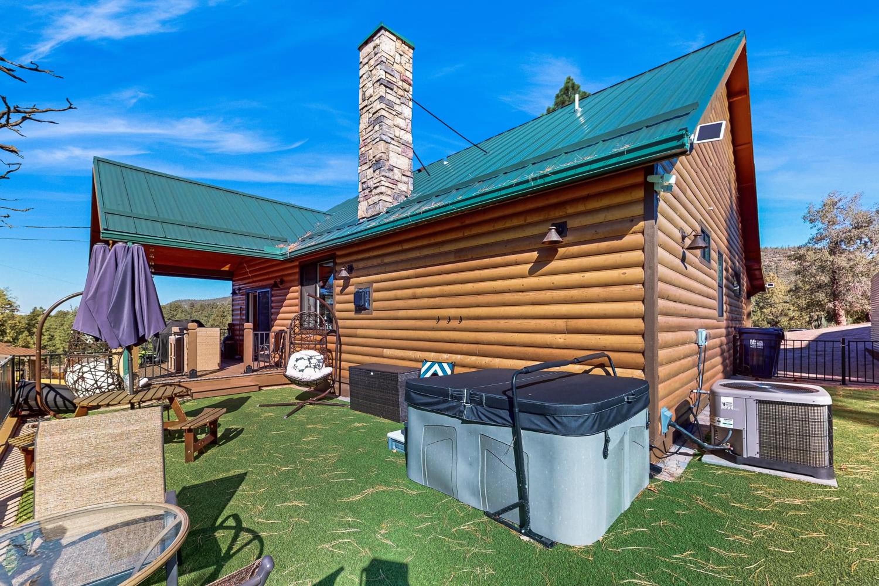 Strawberry Cabin with Hot Tub Near Gila Natl Forest