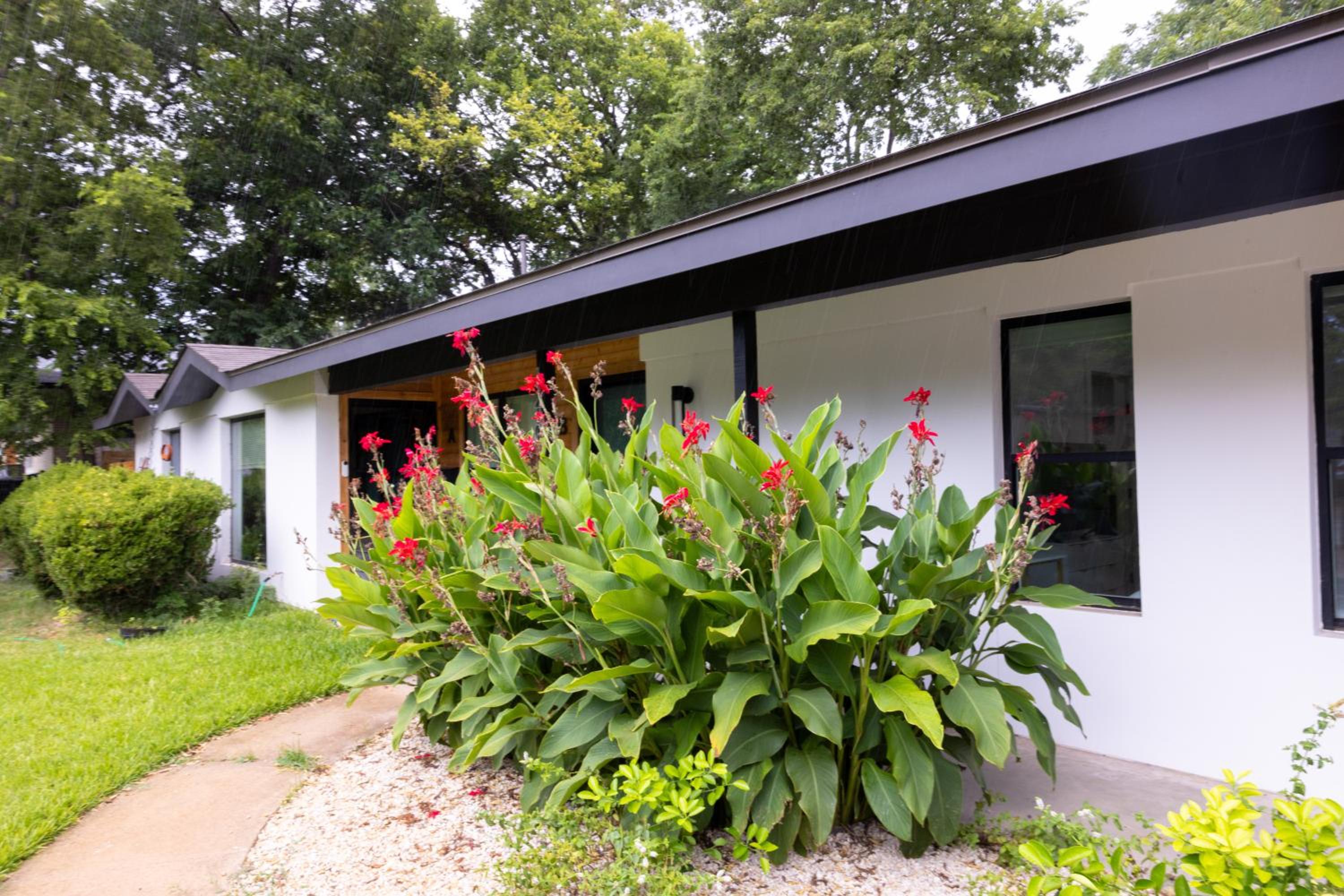 Hotel Luxe Retreat, Modern Gem with Private Backyard Oasis - Image 1