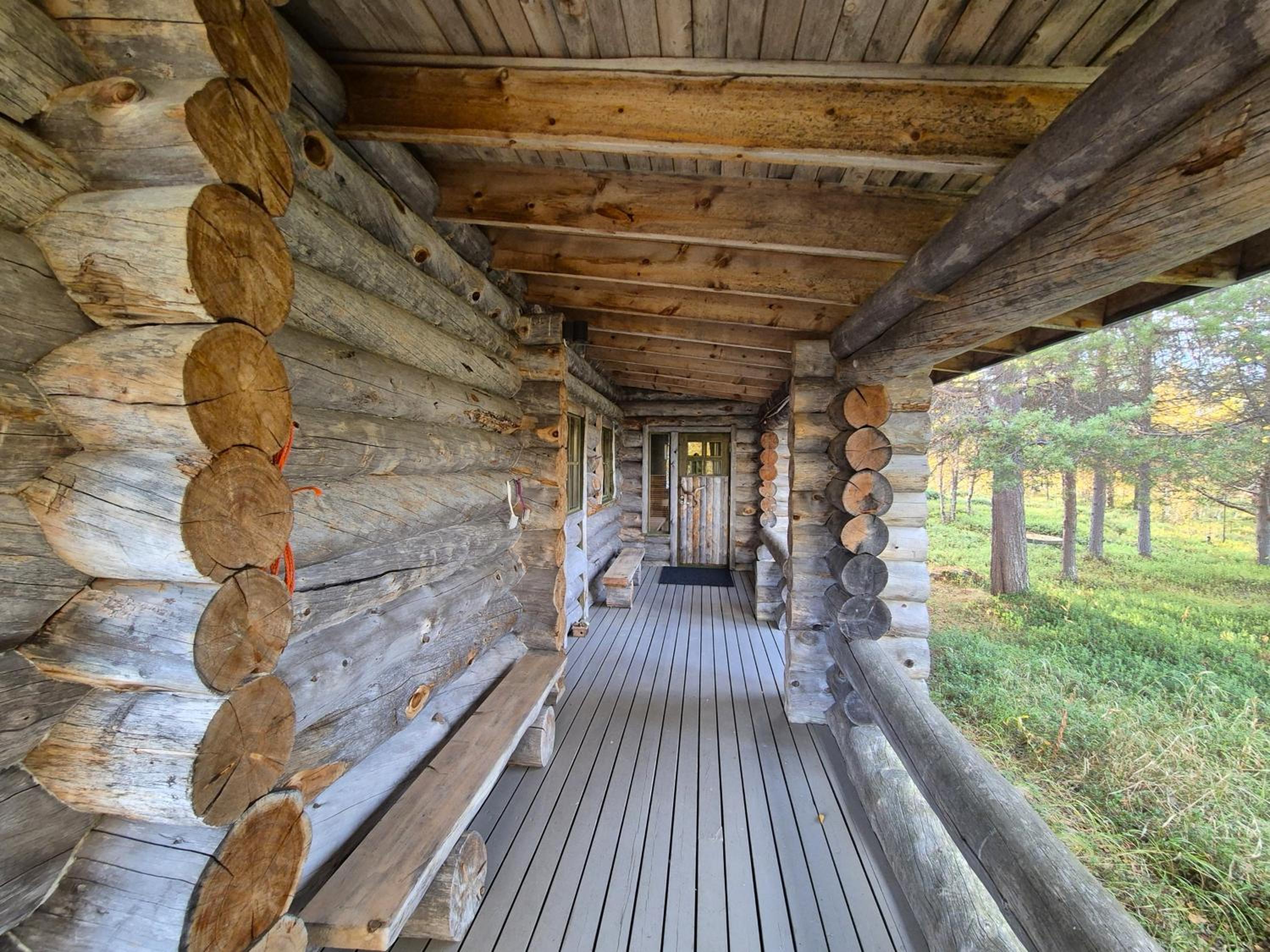 Hillavilla in the shore of lake Inari