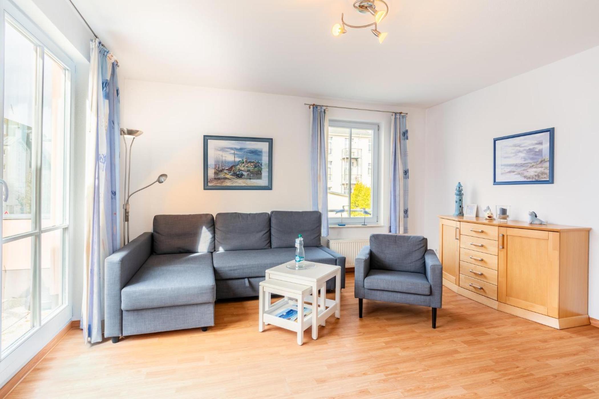 Helle Fewo in toller Lage mit Badewanne und Balkon