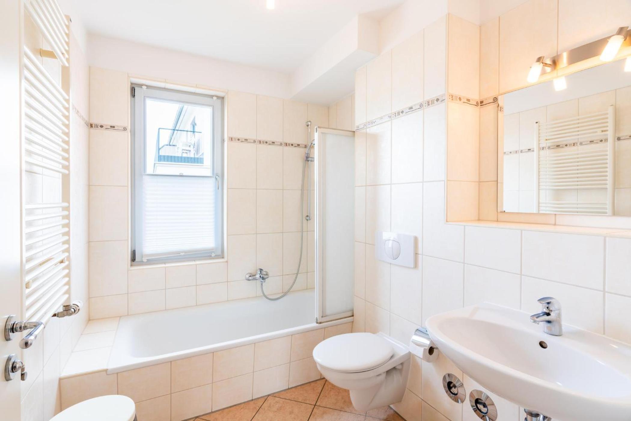 Helle Fewo in toller Lage mit Badewanne und Balkon