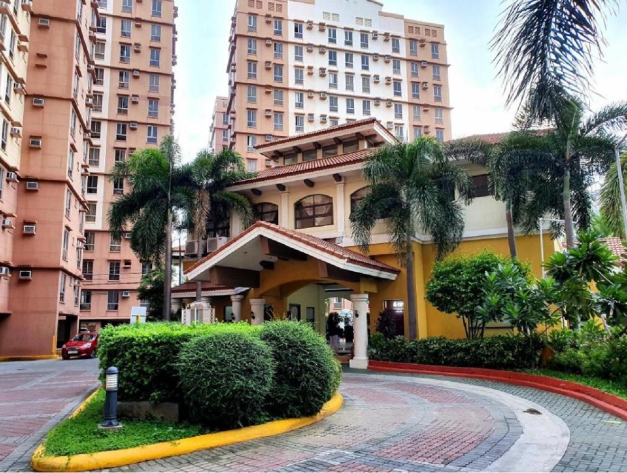 Near Manila Airport, COZY 1 Bedroom Condo, Full Kitchen, Swimming Pool, WIFI, 10K view 2