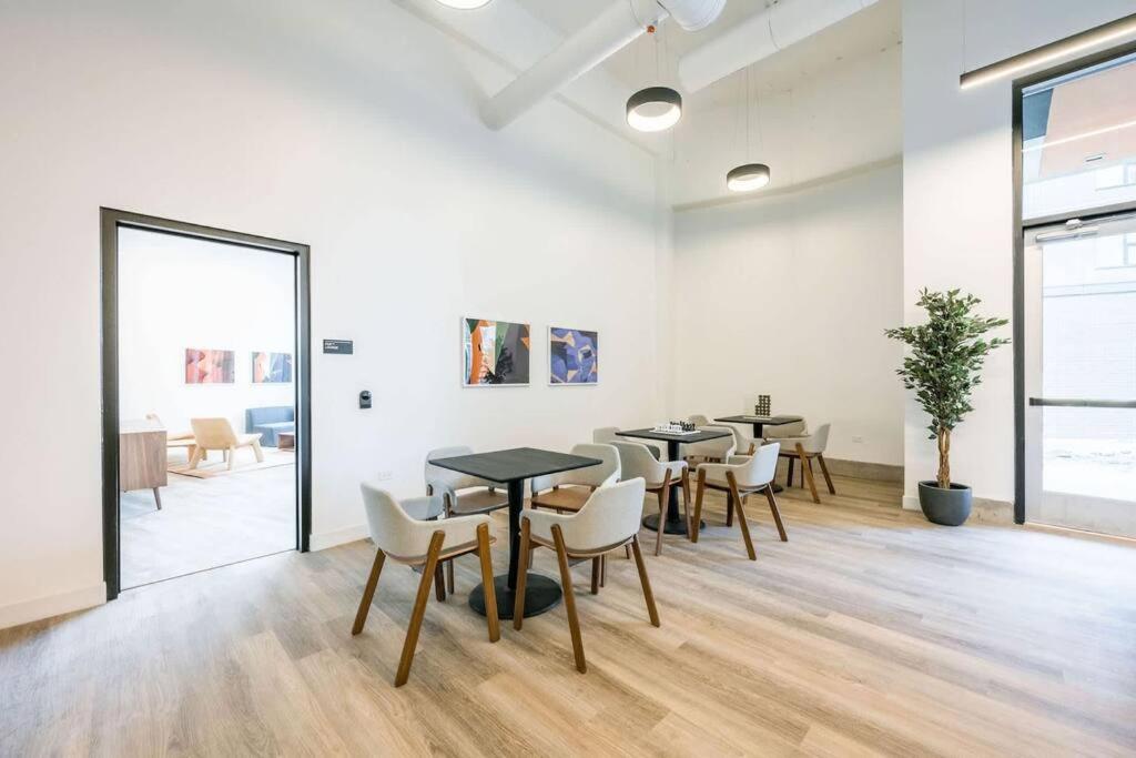 Post Chicago Getaway Ideal 4BR for Groups