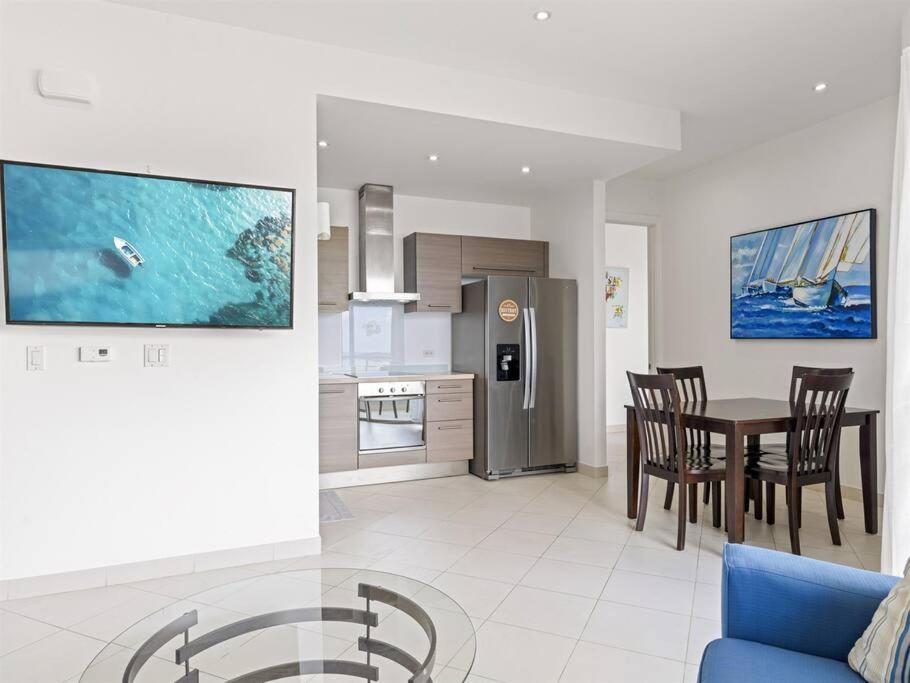 Luxury Lagoon-View Condo Steps to Beach