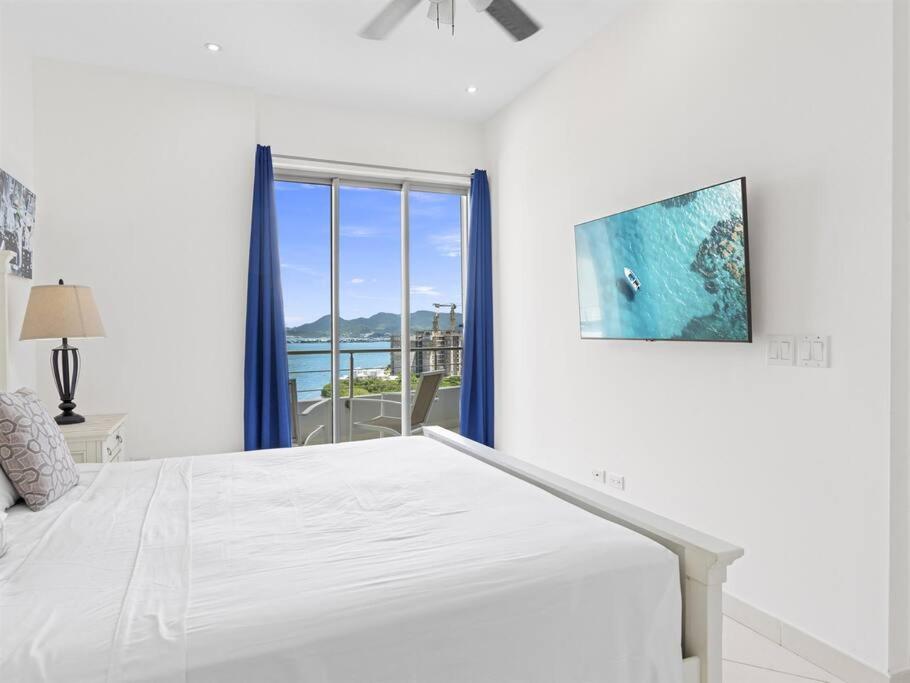 Luxury Lagoon-View Condo Steps to Beach