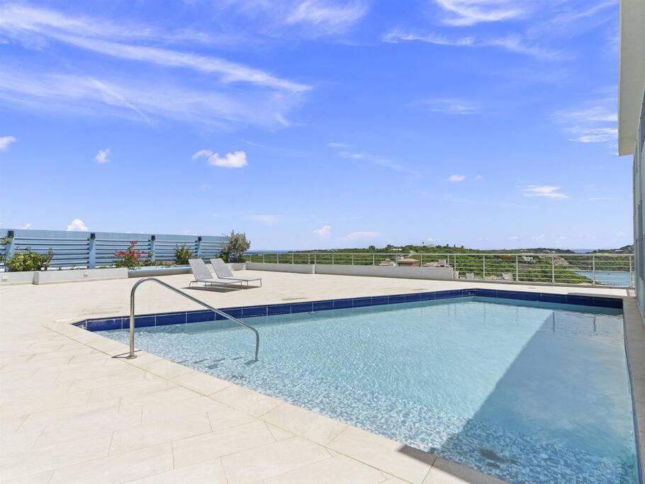 Luxury Lagoon-View Condo Steps to Beach