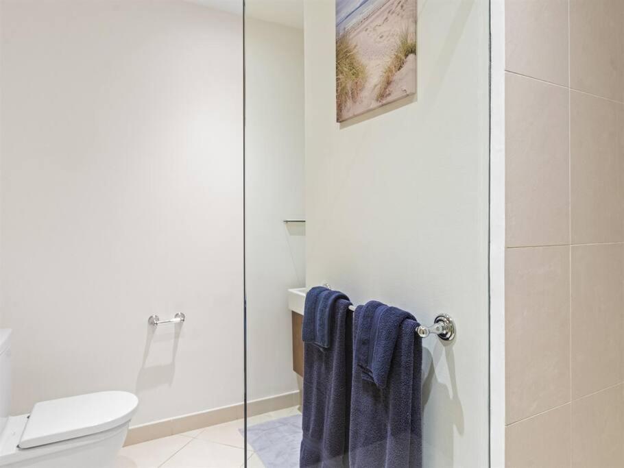 Luxury Lagoon-View Condo Steps to Beach