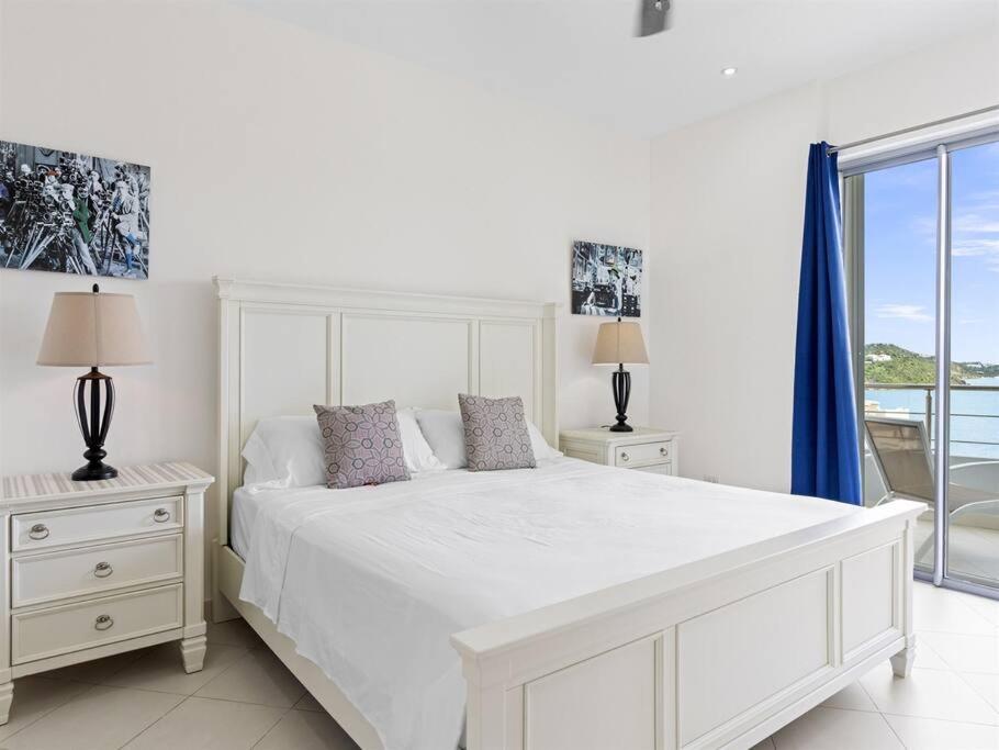 Luxury Lagoon-View Condo Steps to Beach