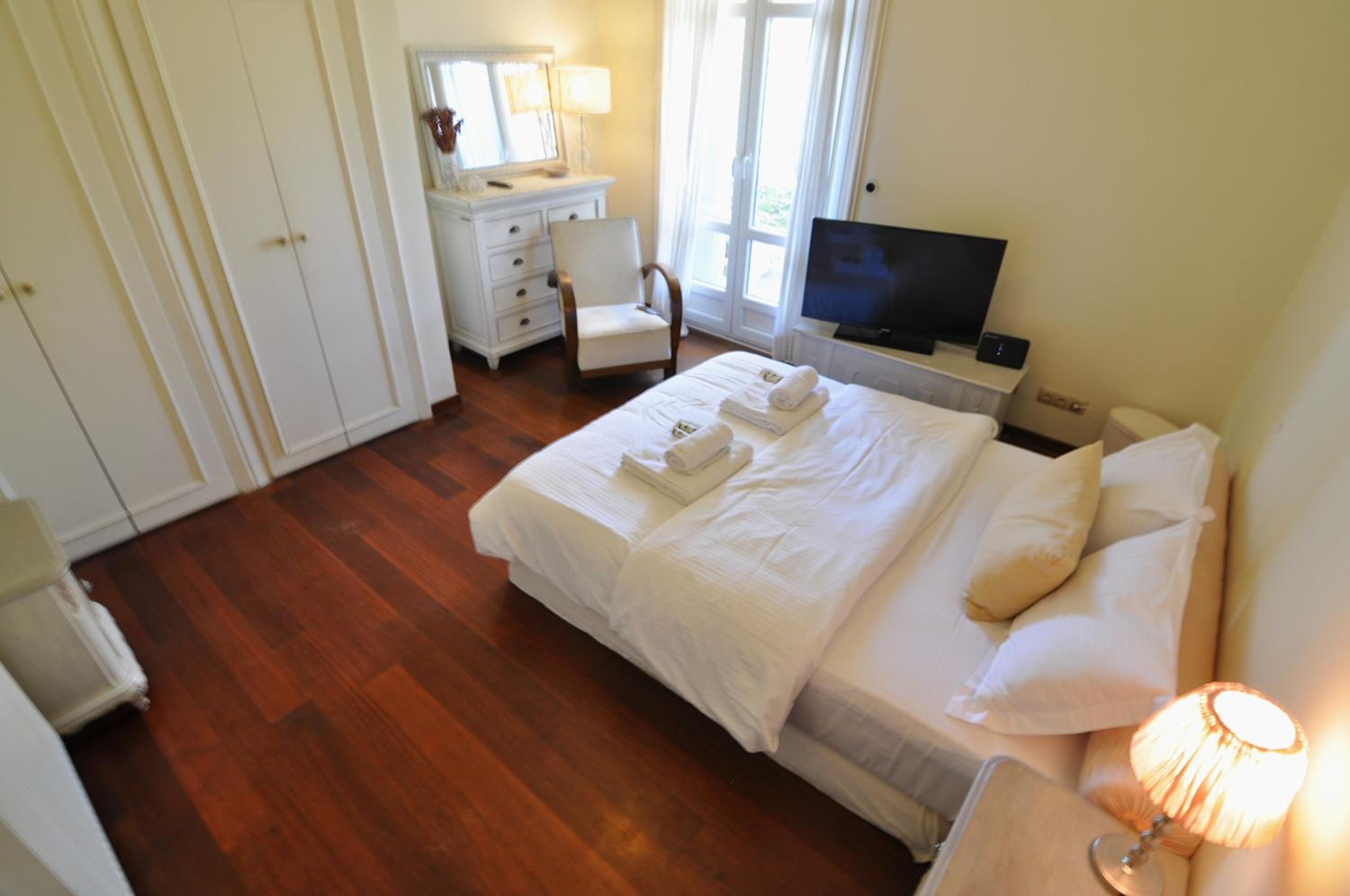Zennova #6, Classic Charm at Aristotelous 38 view 3
