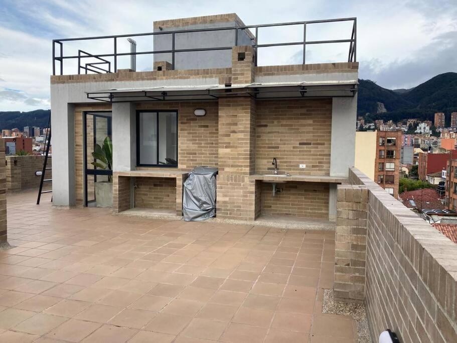 Apartaestudio central exterior con balcón