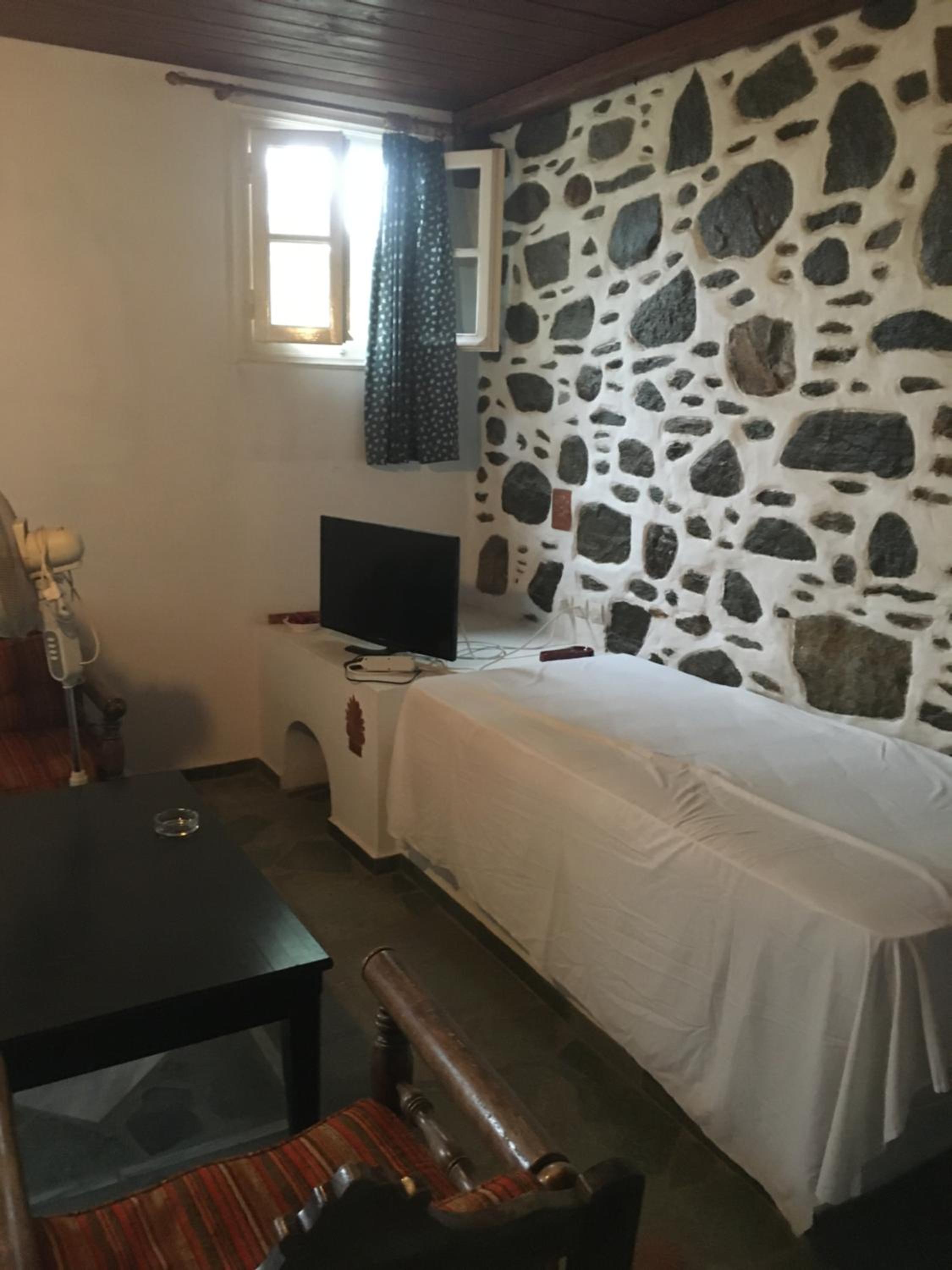 Budget accommodation at semi-basement studio view 2