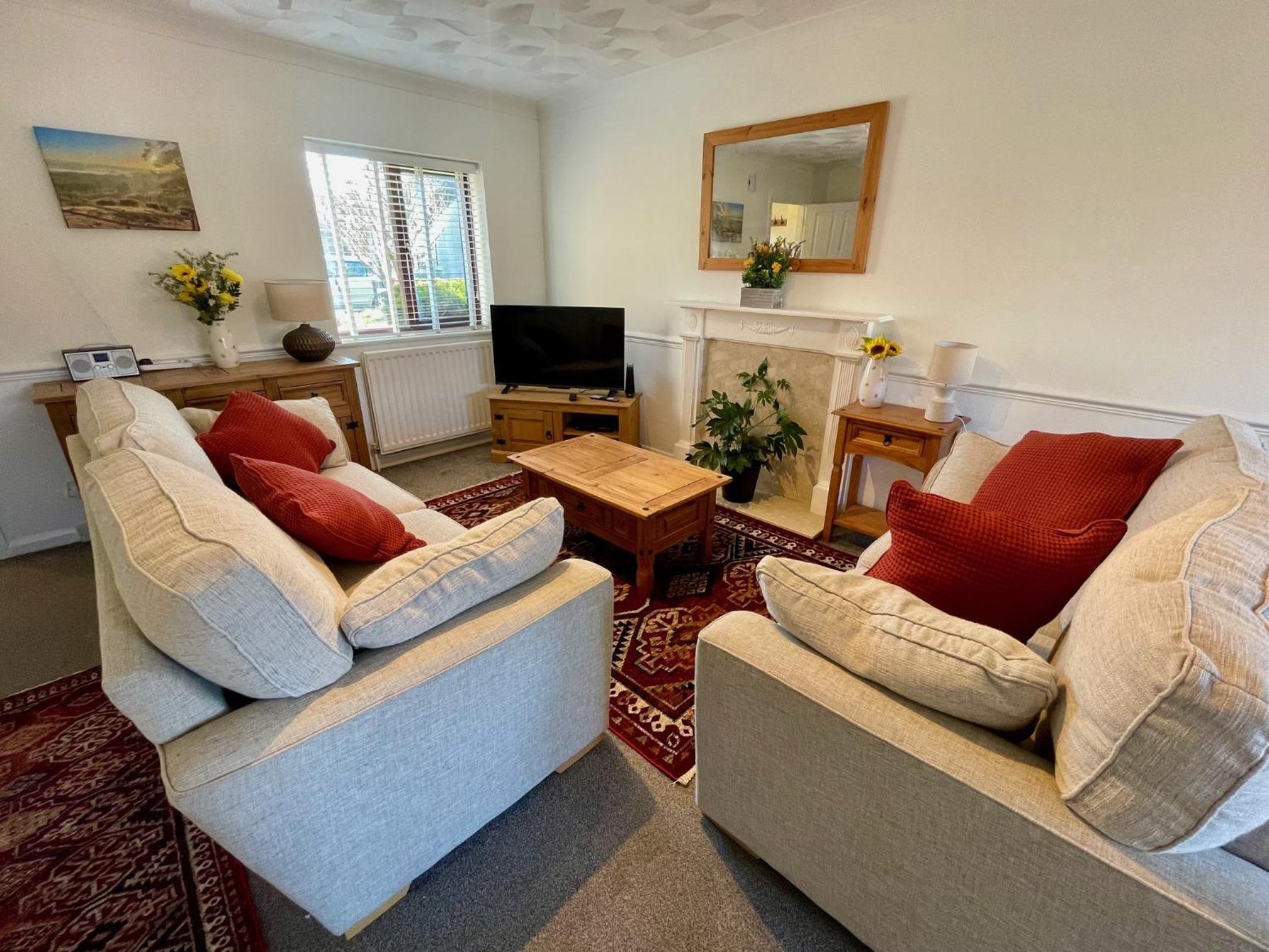 Cosy home near Christchurch Harbour view 3
