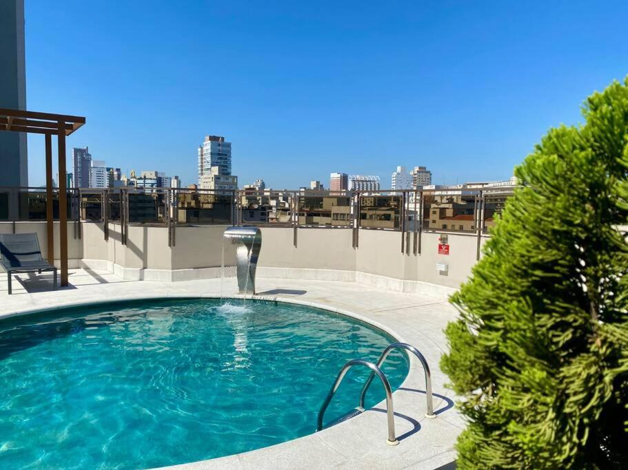 Estilo e aconchego com piscina no Gonzaga Santos