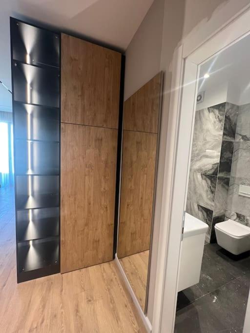 Modern New Apartment near Lake