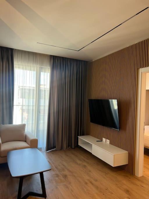 Modern New Apartment near Lake