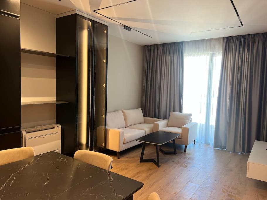 Modern New Apartment near Lake