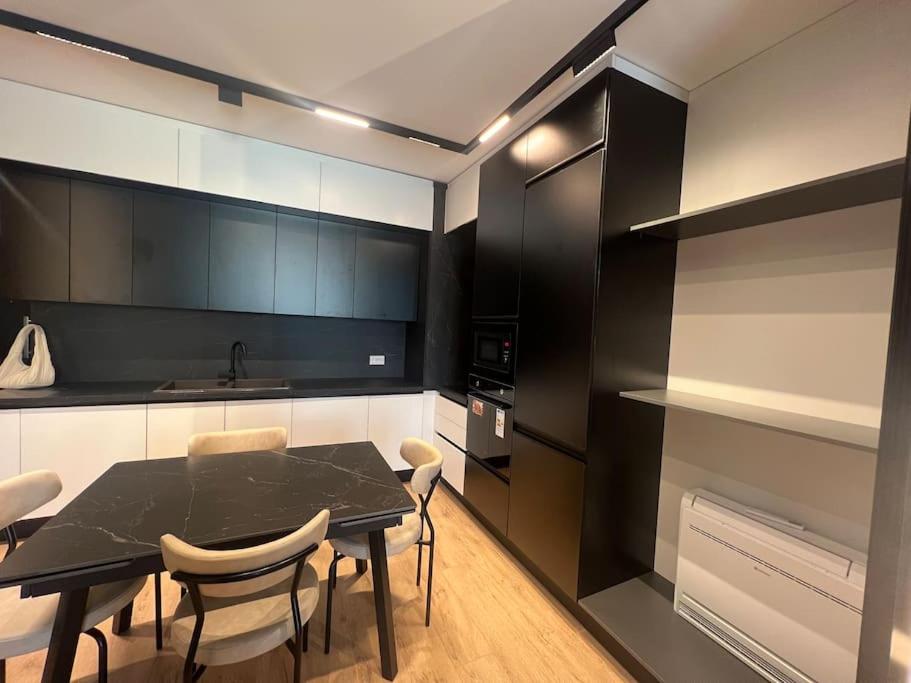 Modern New Apartment near Lake
