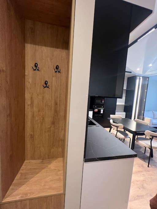 Modern New Apartment near Lake