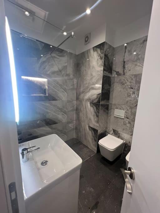 Modern New Apartment near Lake