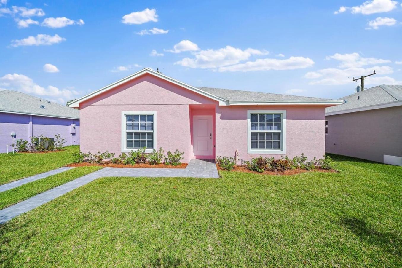 New! Few minutes to Downtown, 10 to the Beach! view 2