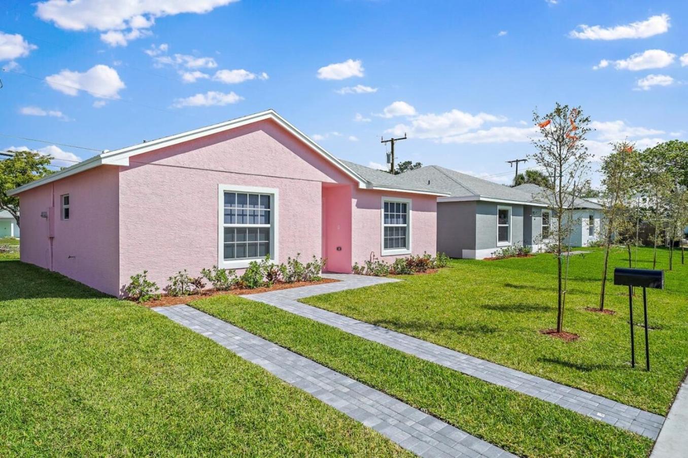 New! Few minutes to Downtown, 10 to the Beach! view 3