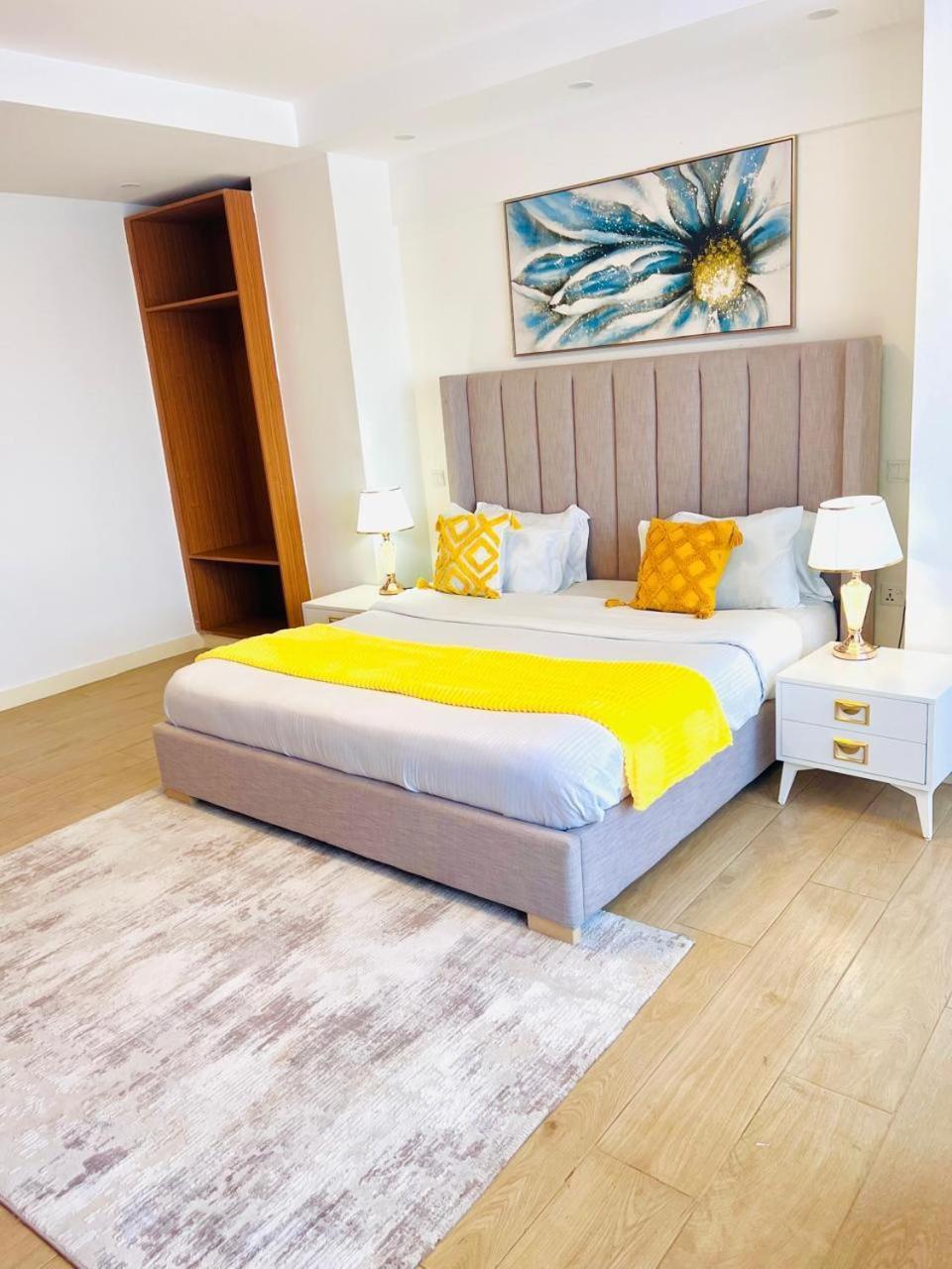 Executive classy apartment with unbeatable city views view 2