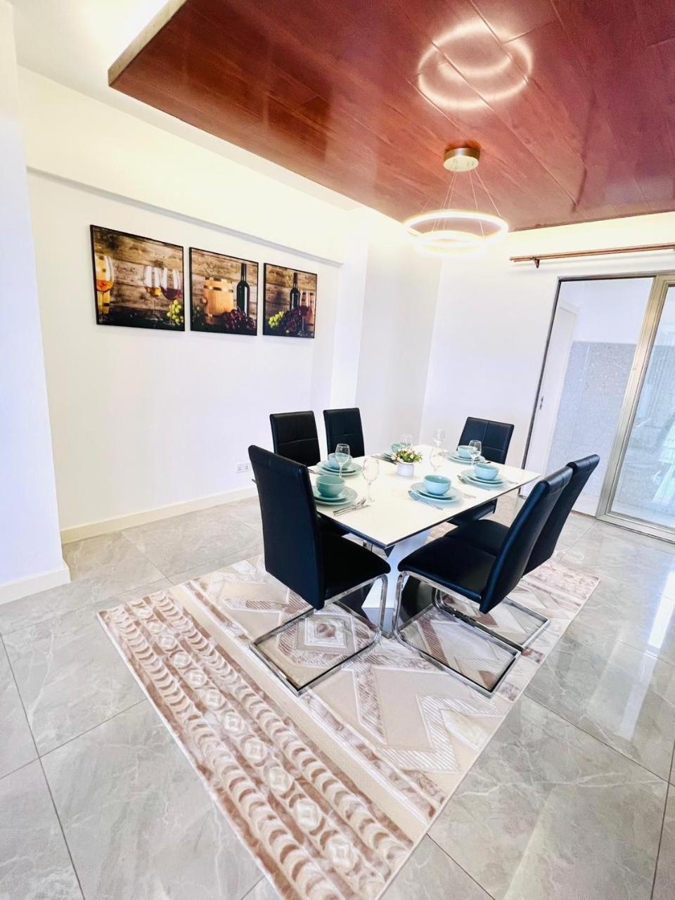 Executive classy apartment with unbeatable city views view 3