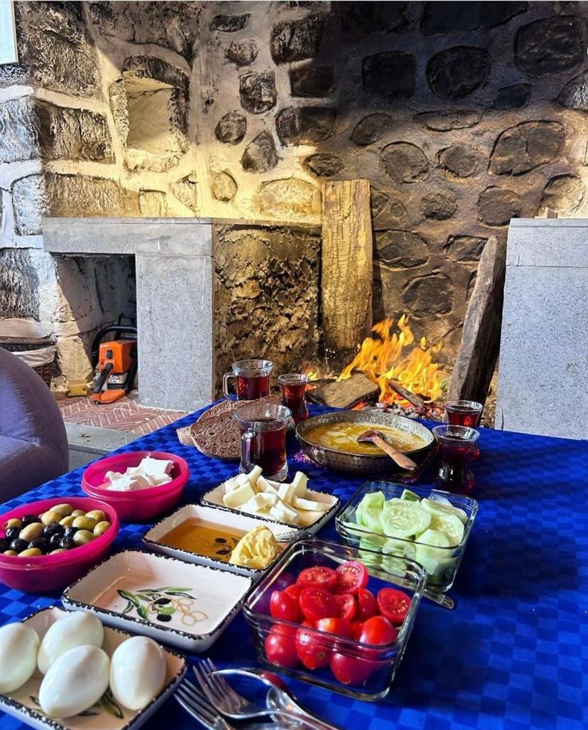 Amiras Dağevi
