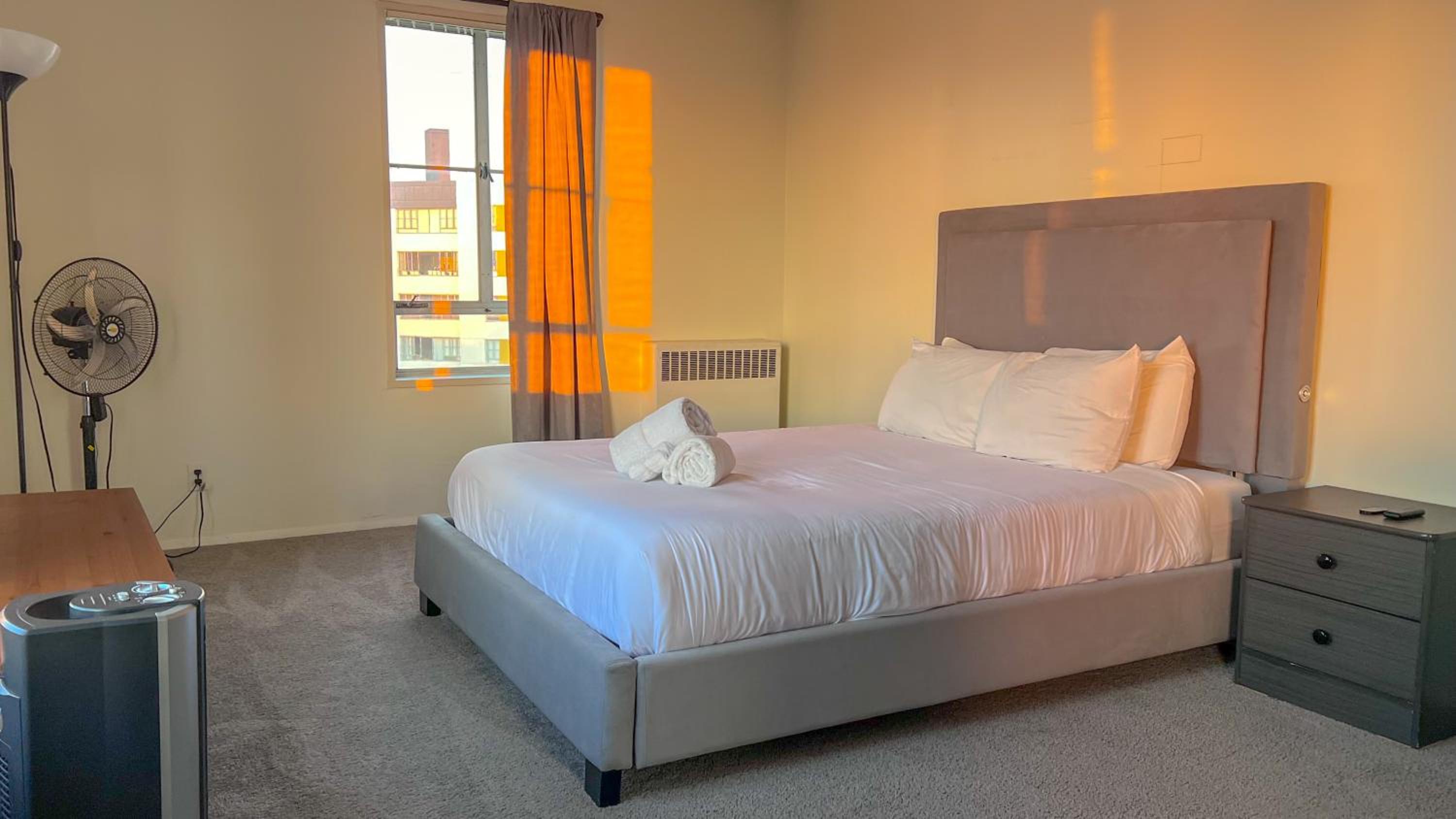 Stylish Apartment Walking Distance to The Grove