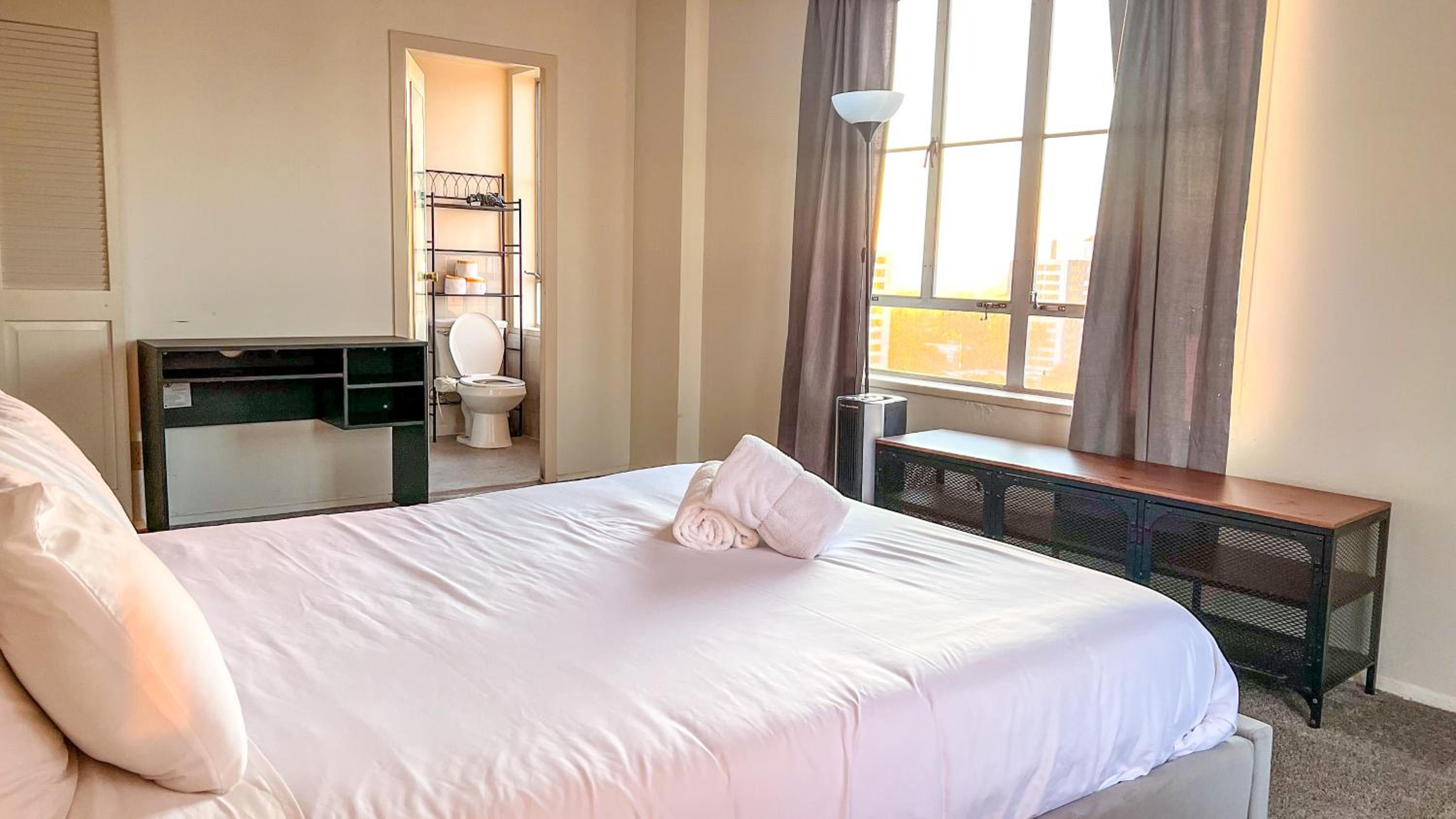 Stylish Apartment Walking Distance to The Grove