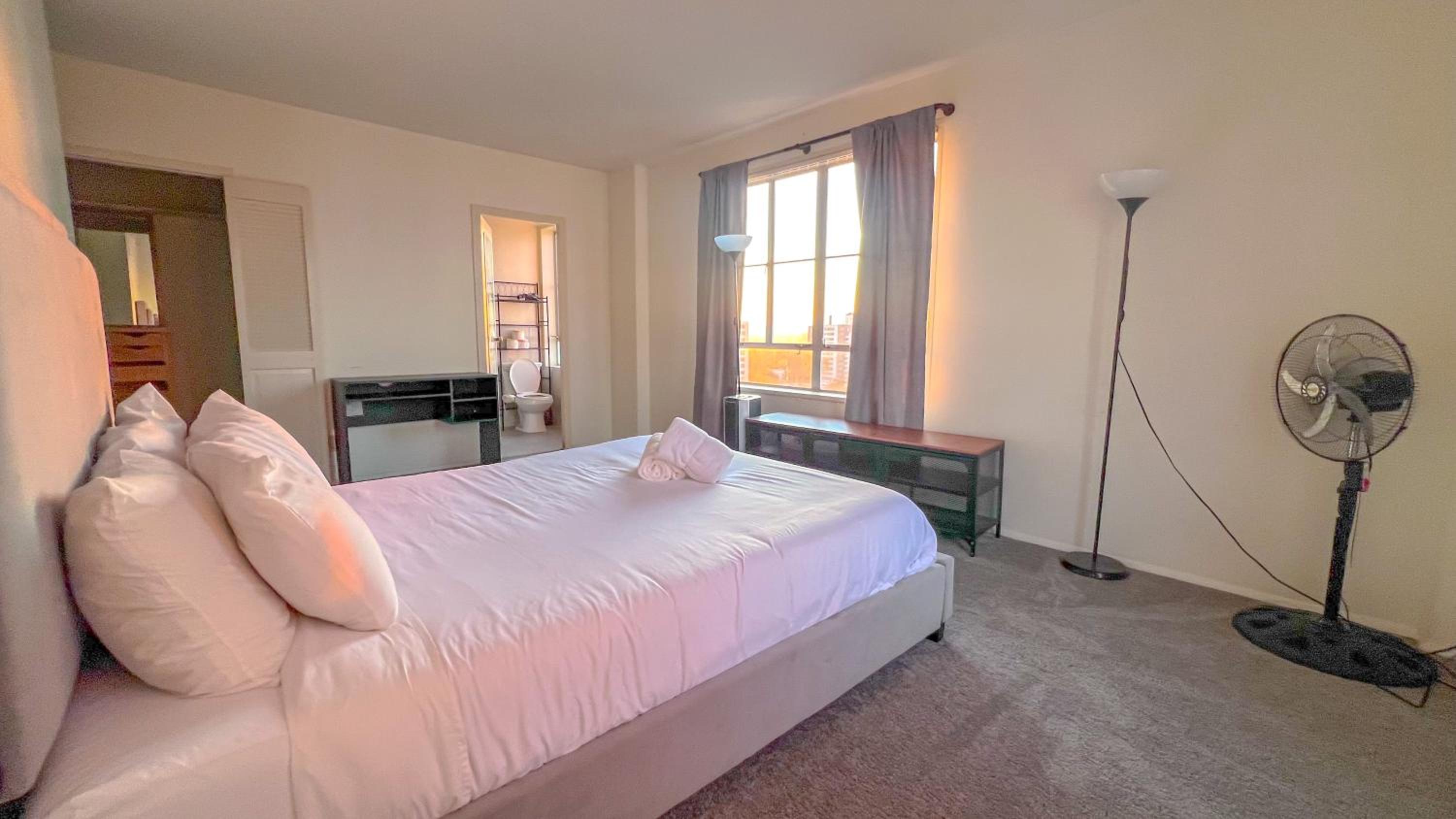 Stylish Apartment Walking Distance to The Grove