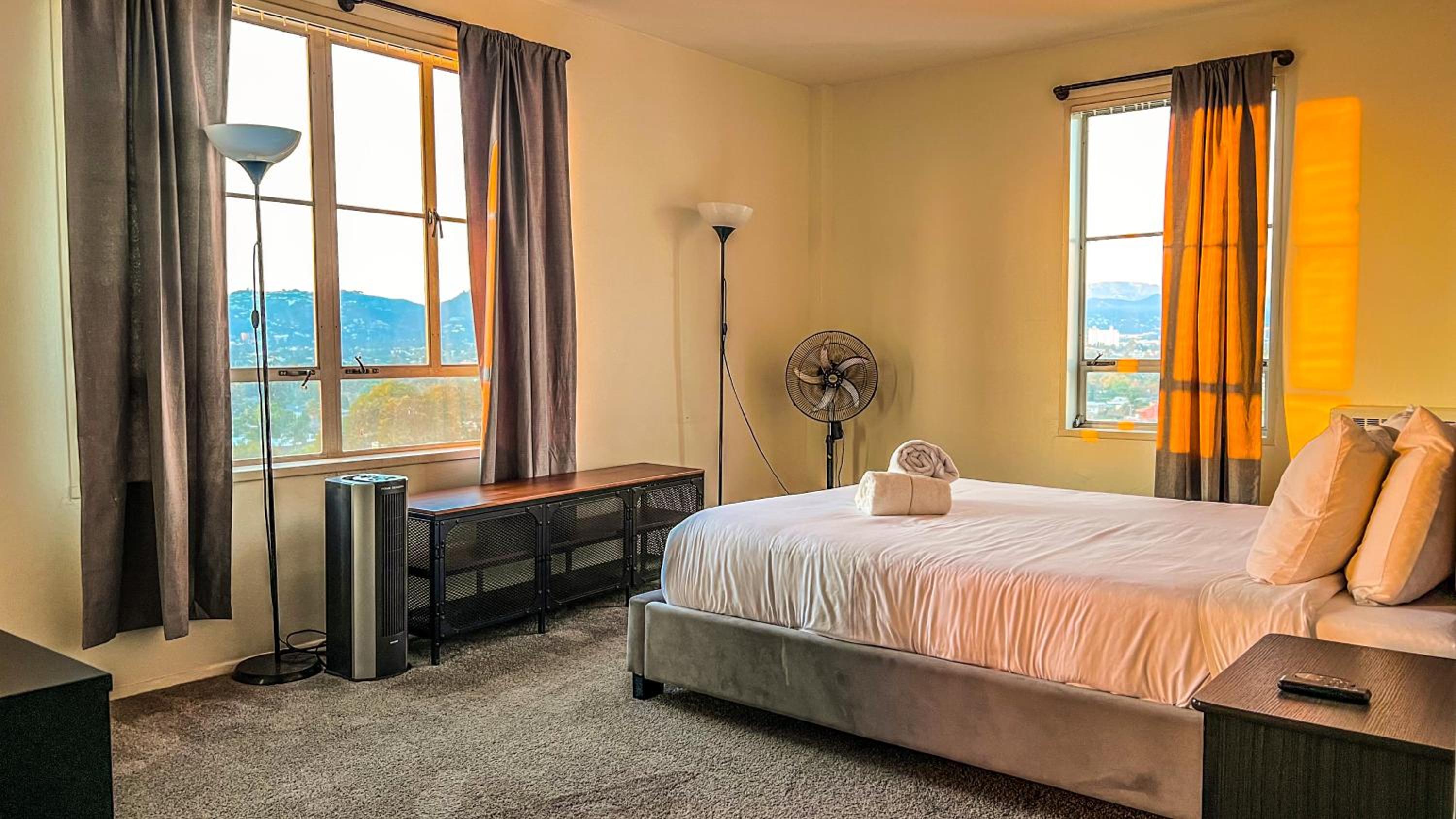 Stylish Apartment Walking Distance to The Grove