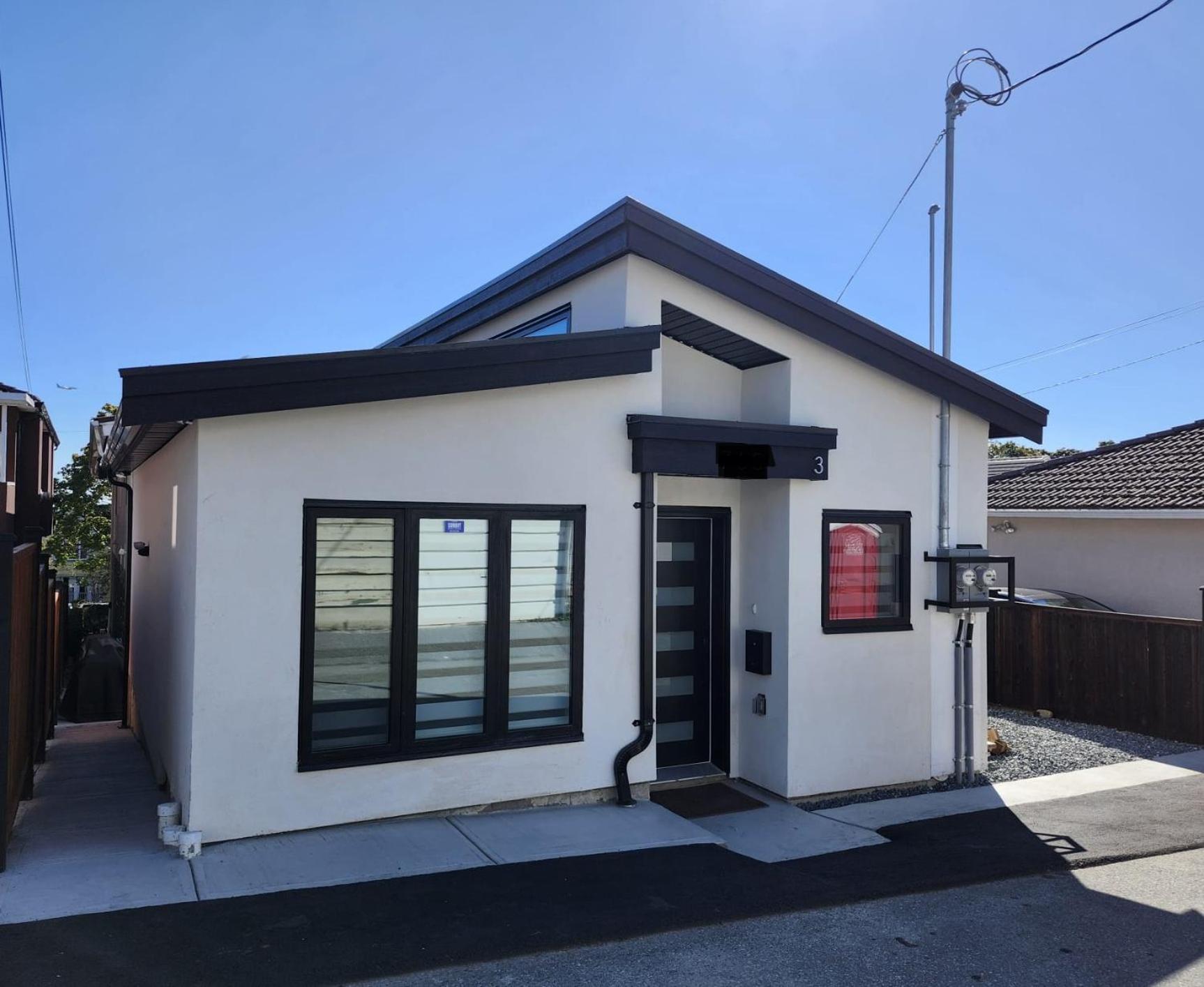 2BR Detached House - Free Parking -10 mins to YVR & Downtown