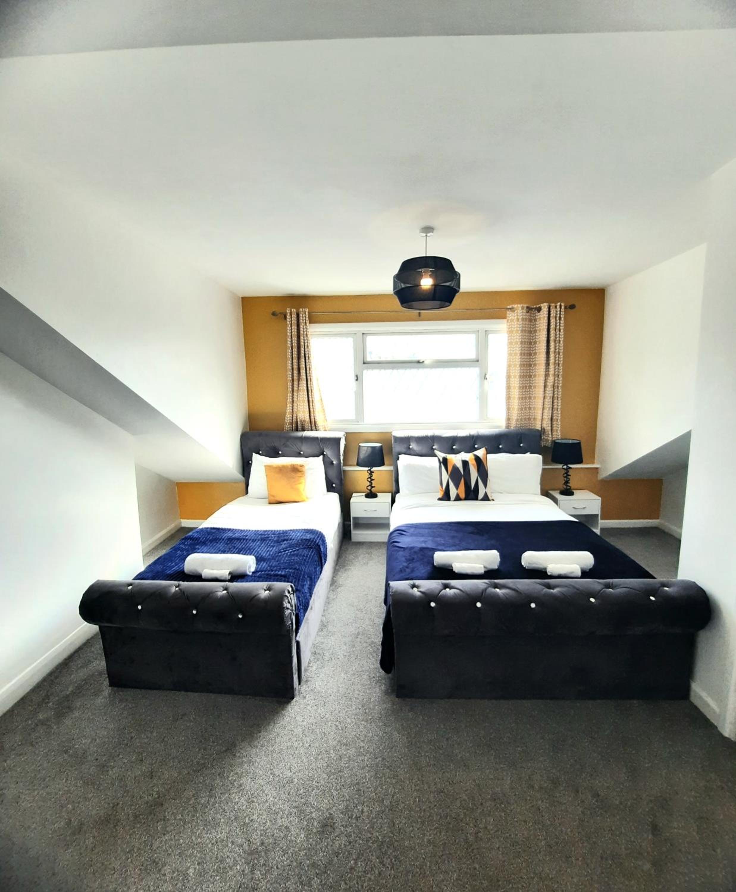 Home in Woodhouse, Leeds,Free 4 Car Parking,Free WiFi view 3