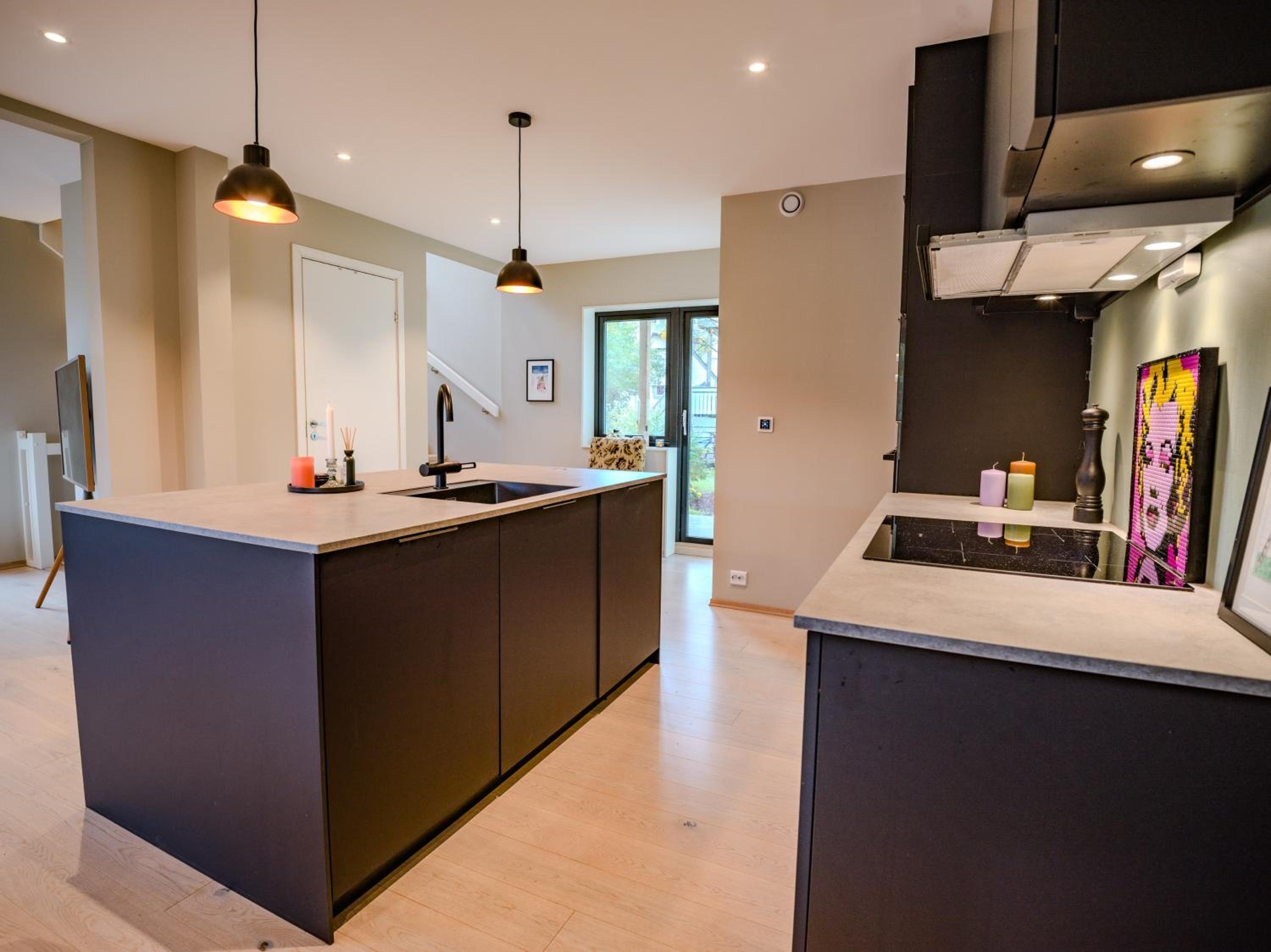 Modern and central apartment in quiet street view 3