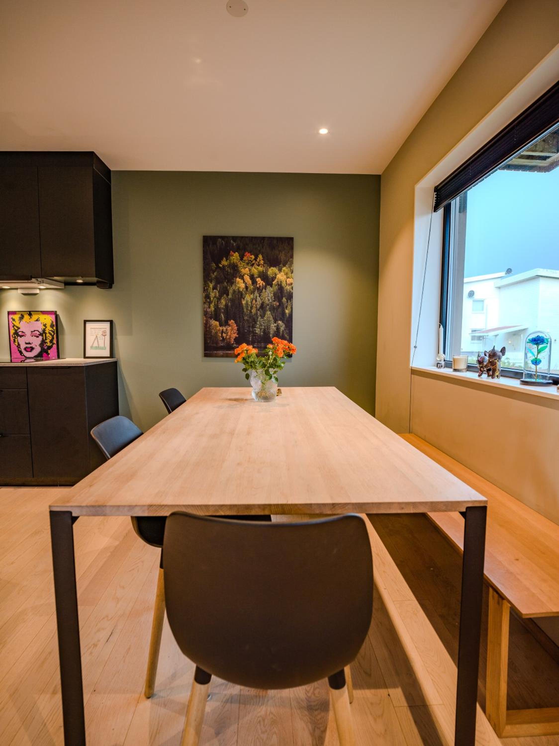 Modern and central apartment in quiet street view 5