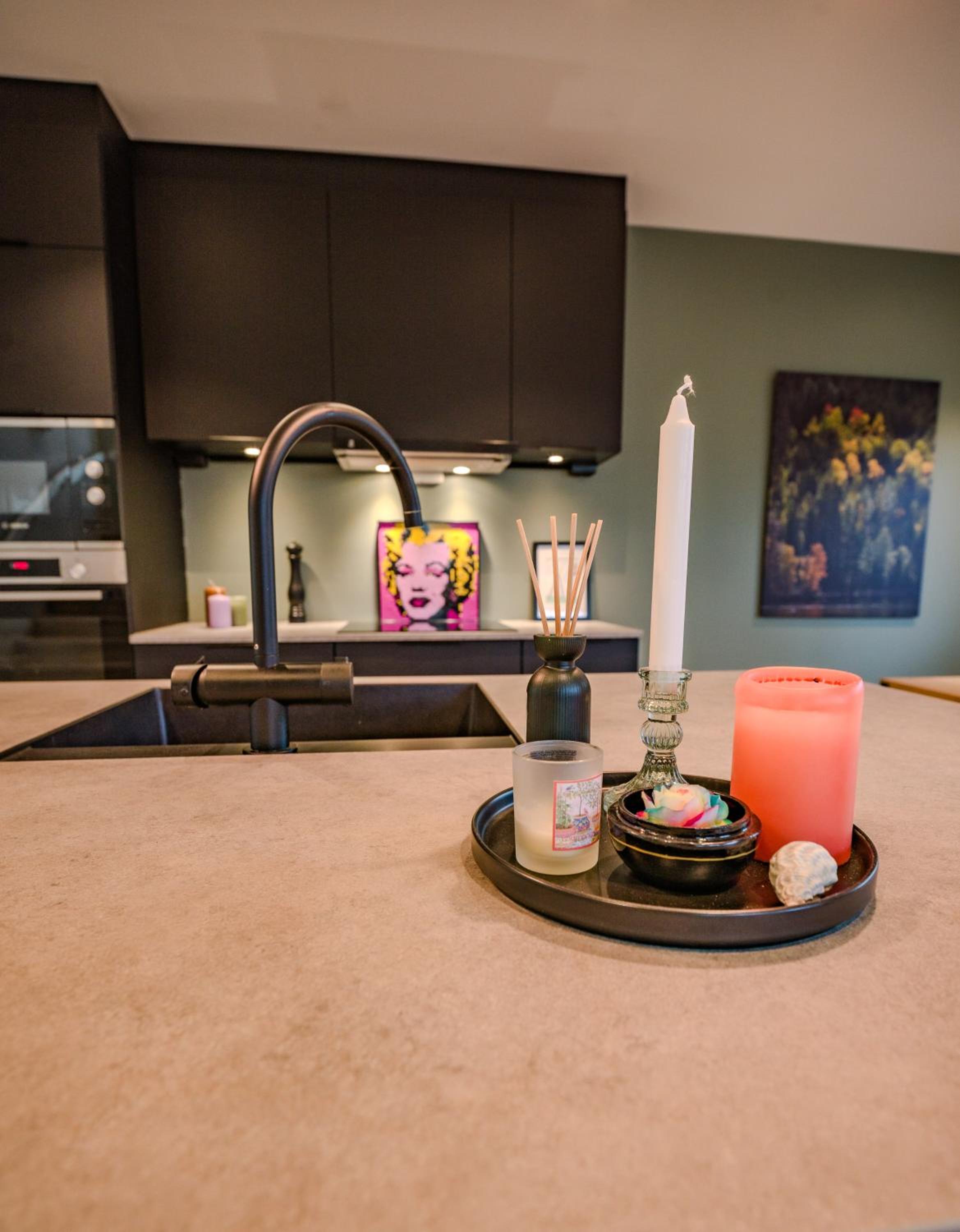 Modern and central apartment in quiet street view 4