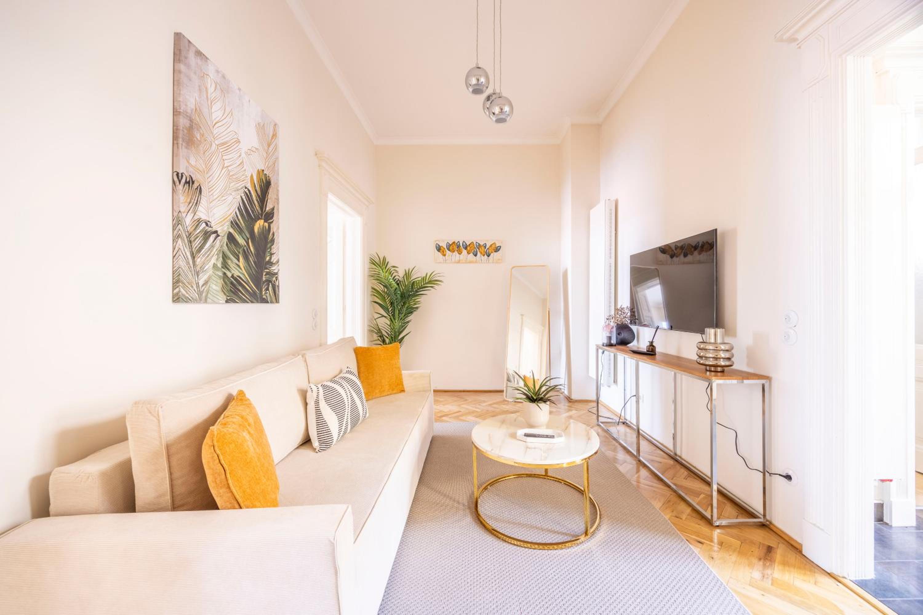 Exclusive & Cozy Central Suite w' Balcony view 2