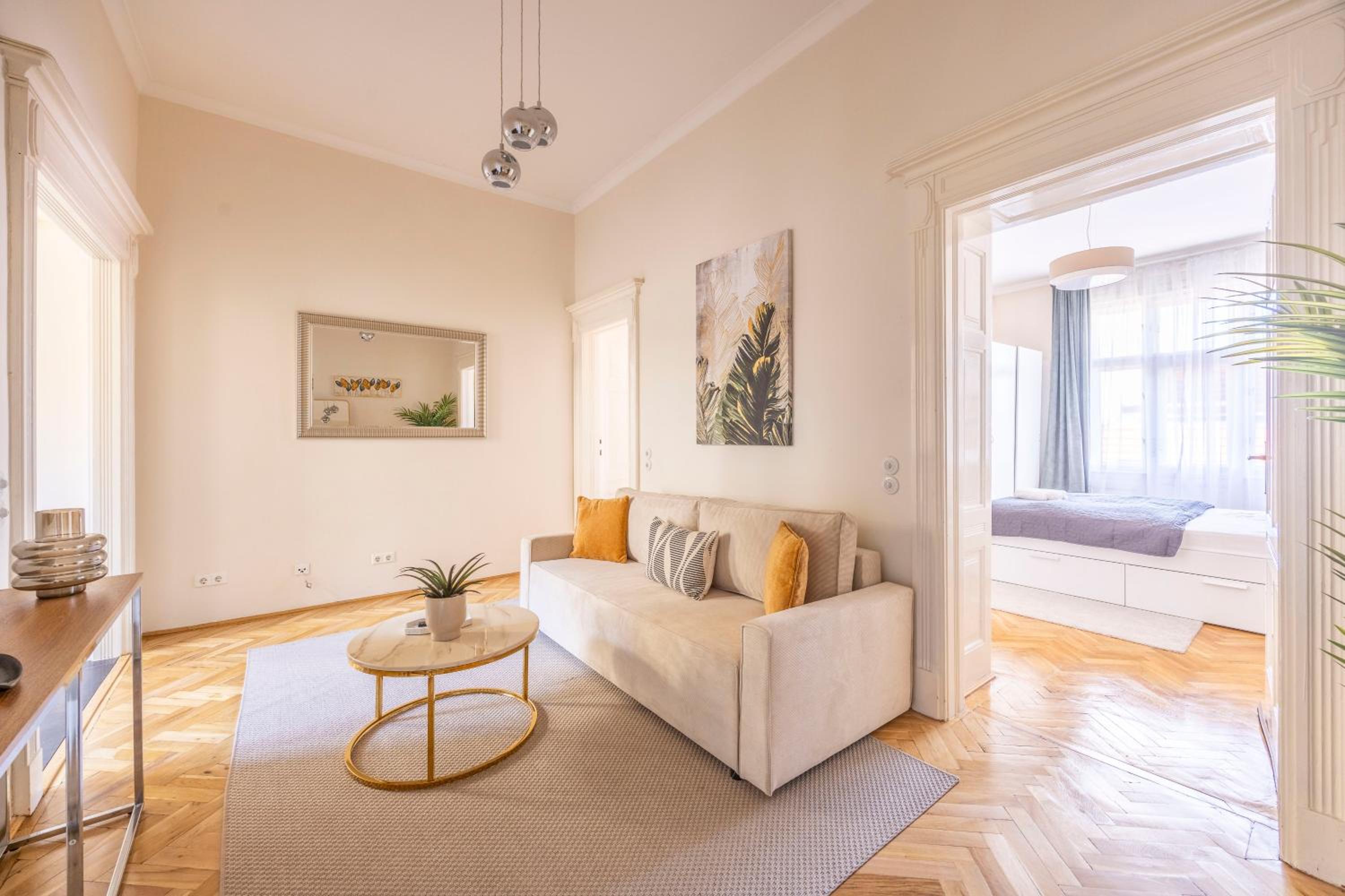 Exclusive & Cozy Central Suite w' Balcony view 3