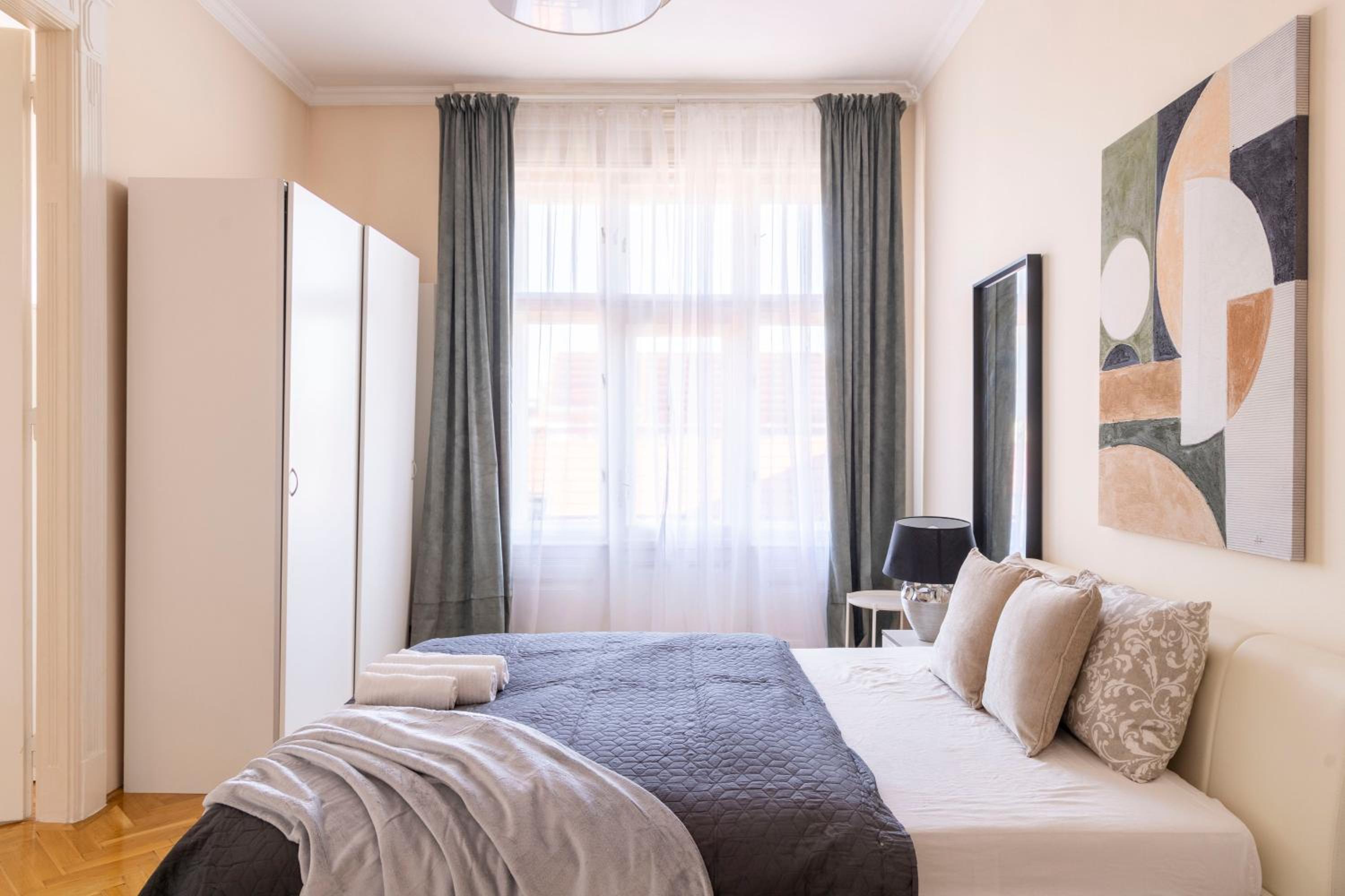 Exclusive & Cozy Central Suite w' Balcony view 5