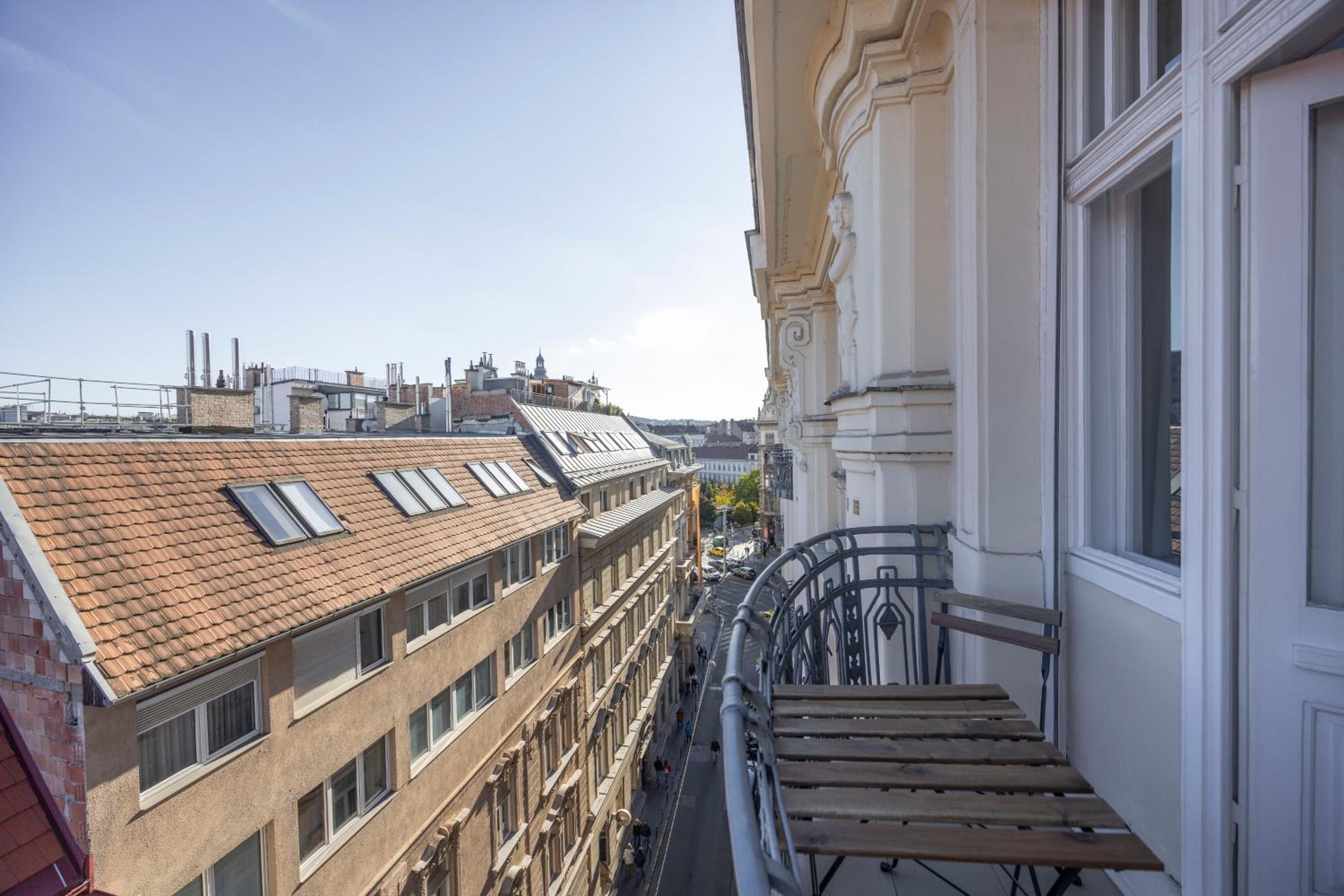 Exclusive & Cozy Central Suite w' Balcony view 4