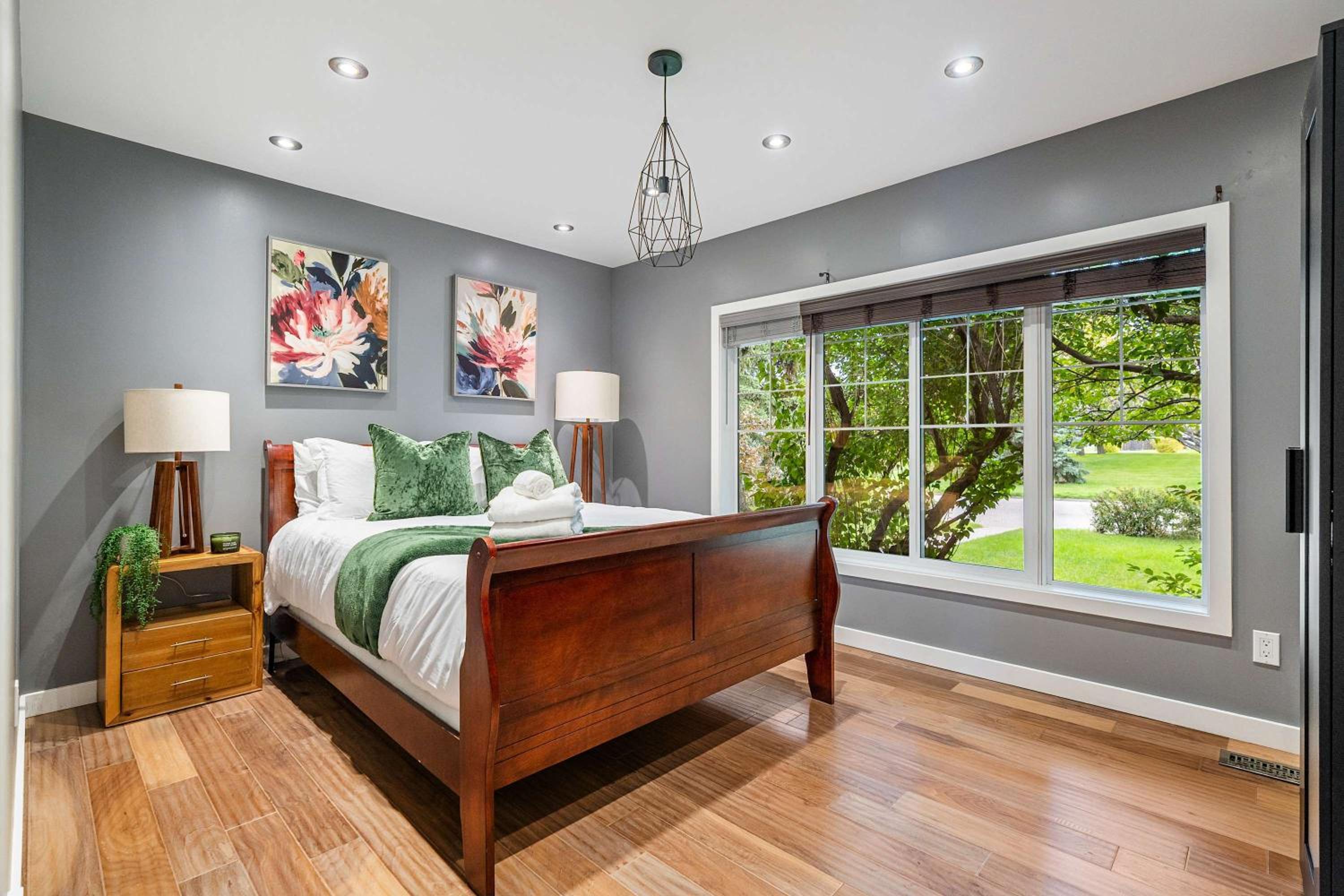 BOOK NOW, SAVE 30 PERCENT! NEW! 3BR Near Downtown, University, Airport, & Golf! FREE Banff Pass, Wine, Parking!