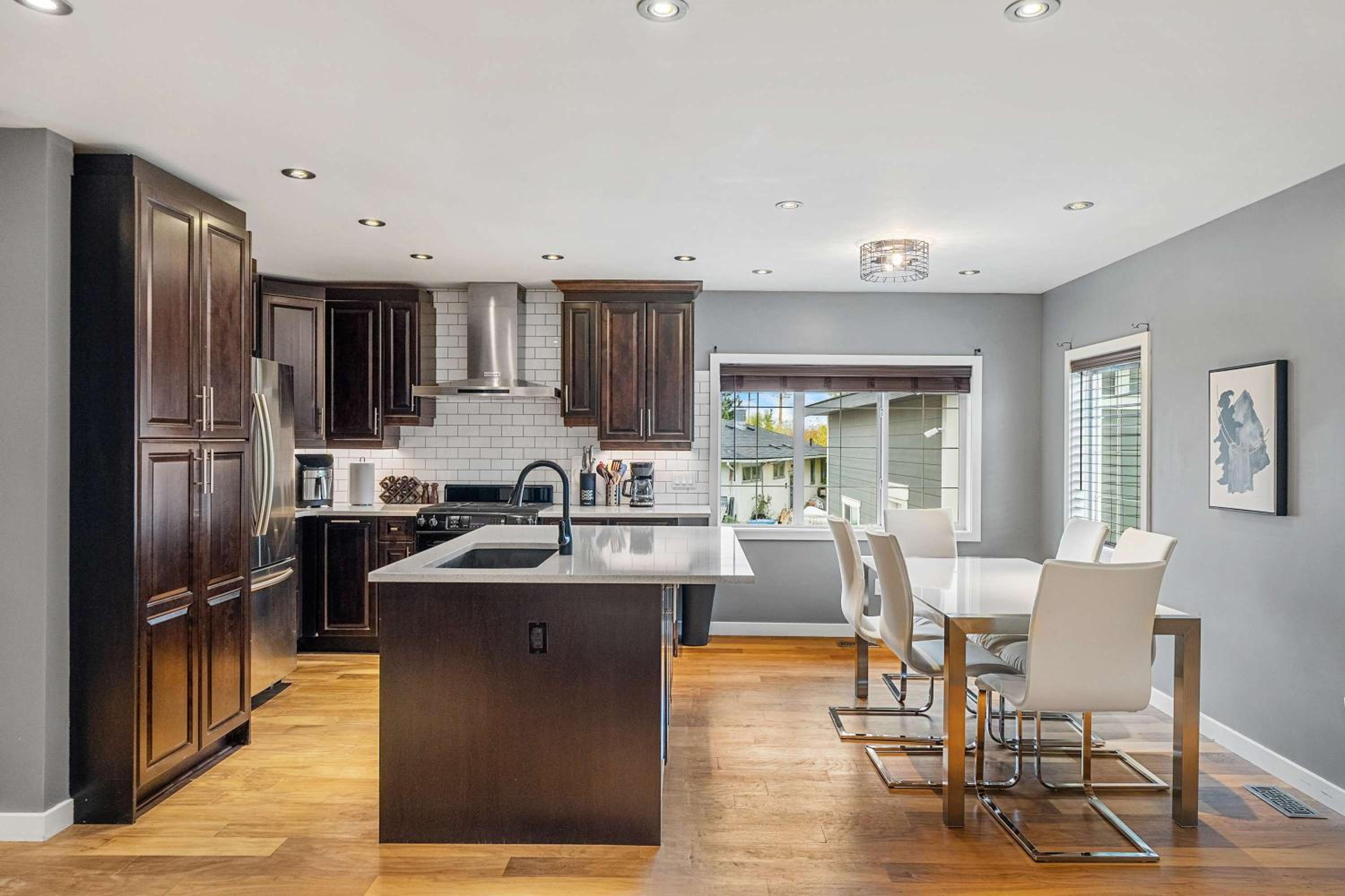 BOOK NOW, SAVE 30 PERCENT! NEW! 3BR Near Downtown, University, Airport, & Golf! FREE Banff Pass, Wine, Parking!